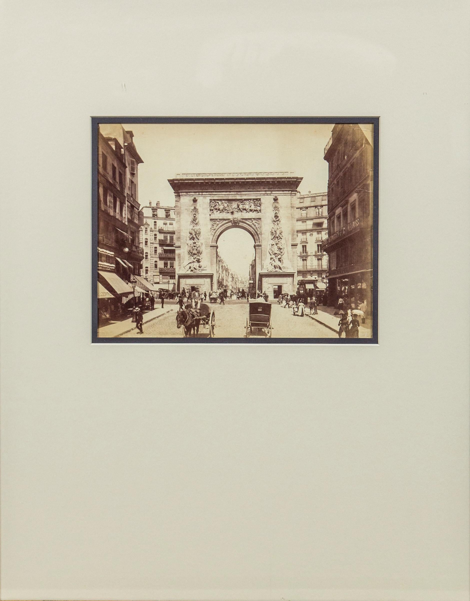 Antike Schwarz-Weiß-Fotografie „Porte Saint Denis“, Paris, spätes 19. Jahrhundert (Art nouveau) im Angebot
