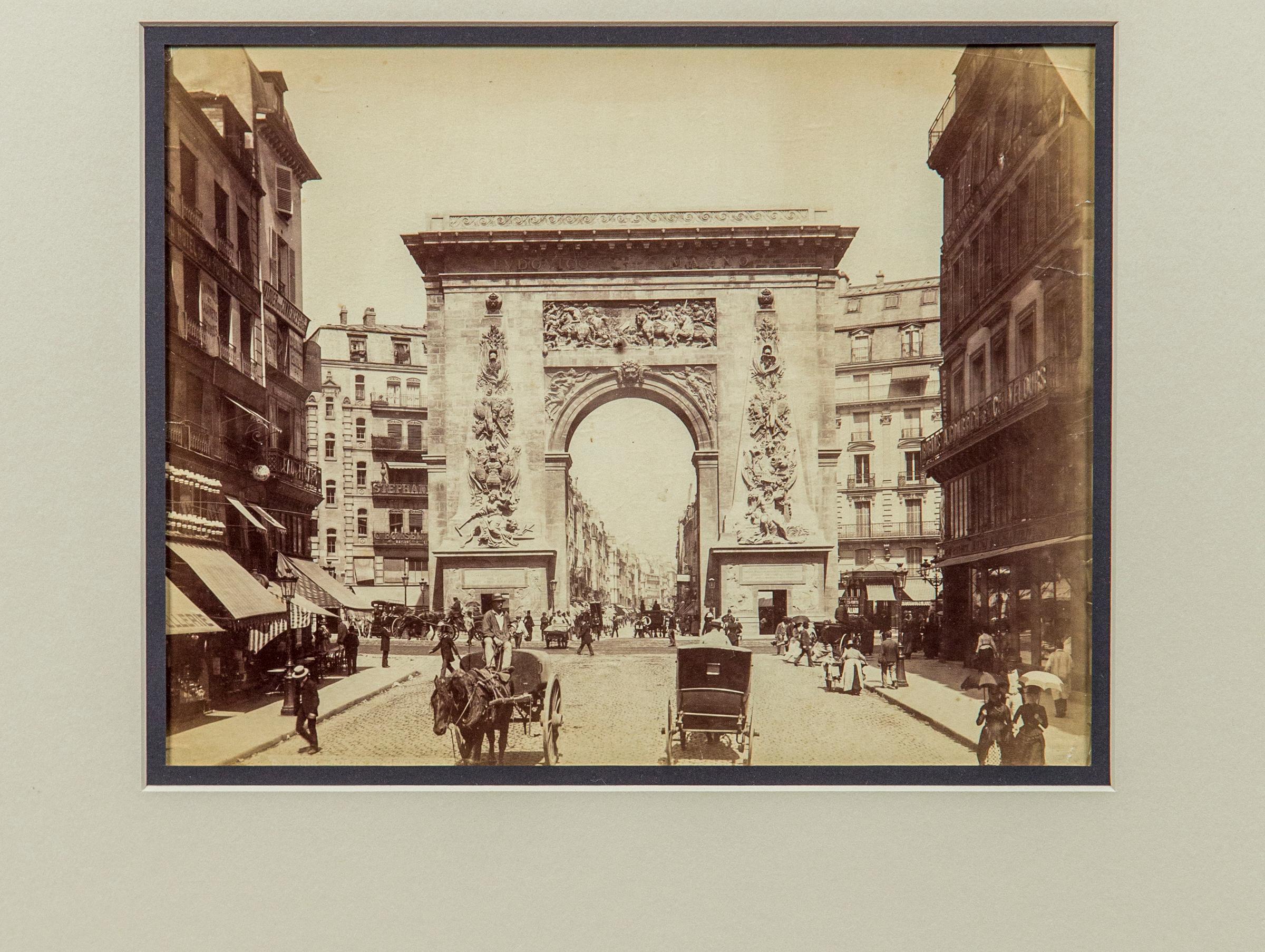 Antike Schwarz-Weiß-Fotografie „Porte Saint Denis“, Paris, spätes 19. Jahrhundert (Französisch) im Angebot