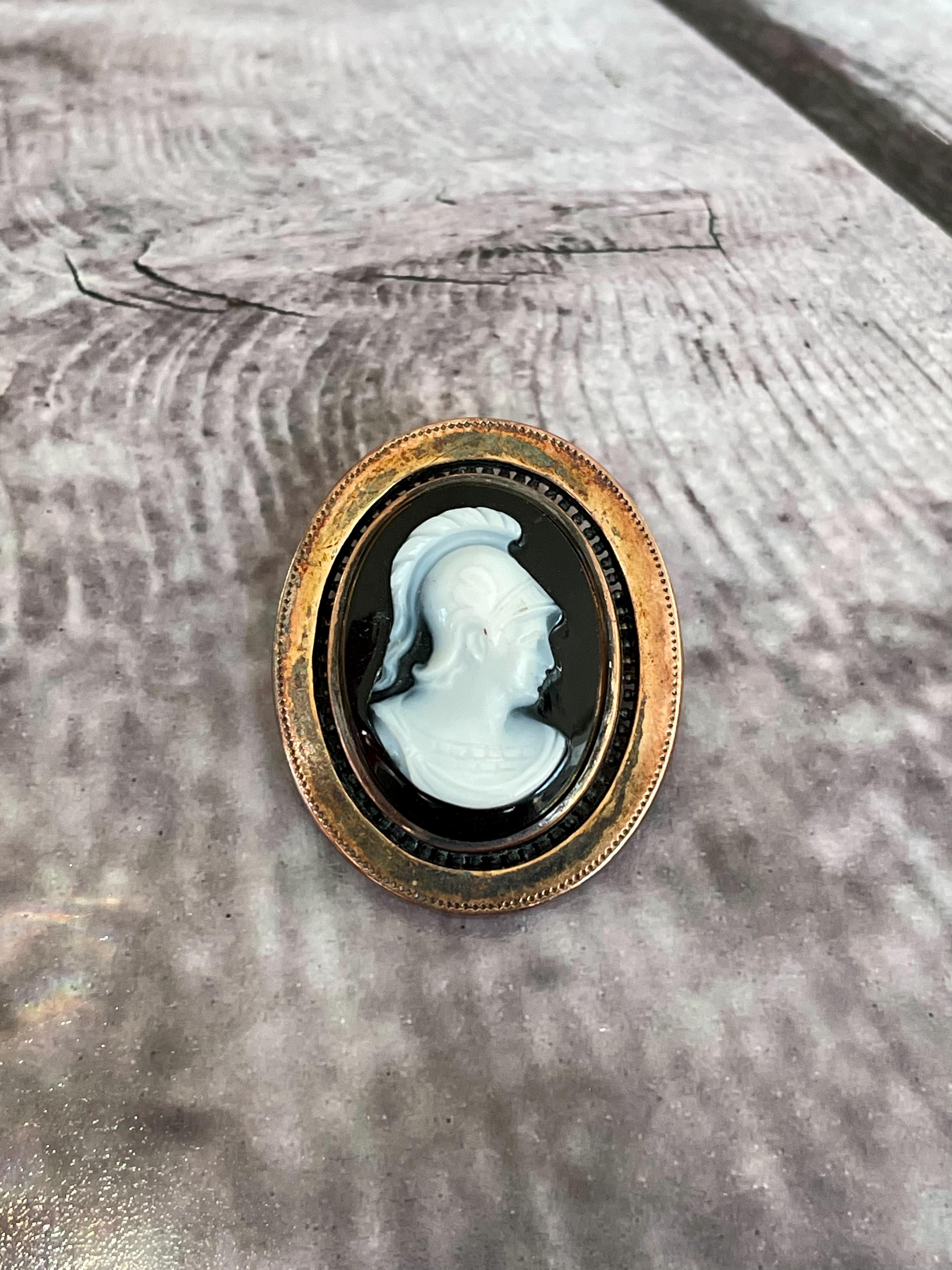 Antique Black and White Stone and 14 Karat Yellow Gold Cameo For Sale 1