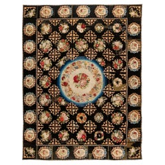 Antiker botanischer Nadelspitze-Teppich mit schwarzem Hintergrund