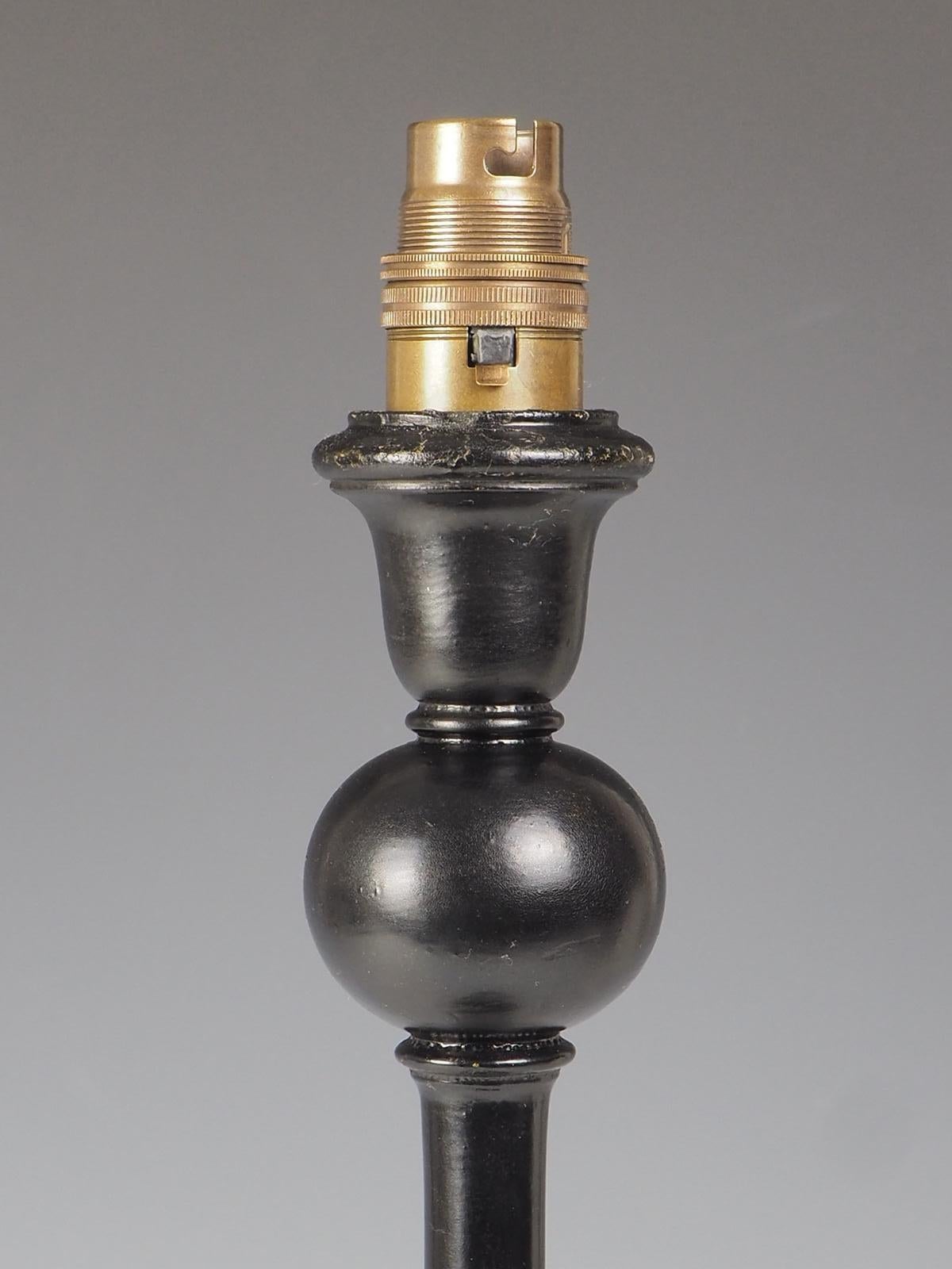 Ancienne lampe de table noire sculptée en bois peint de fruits en vente 4
