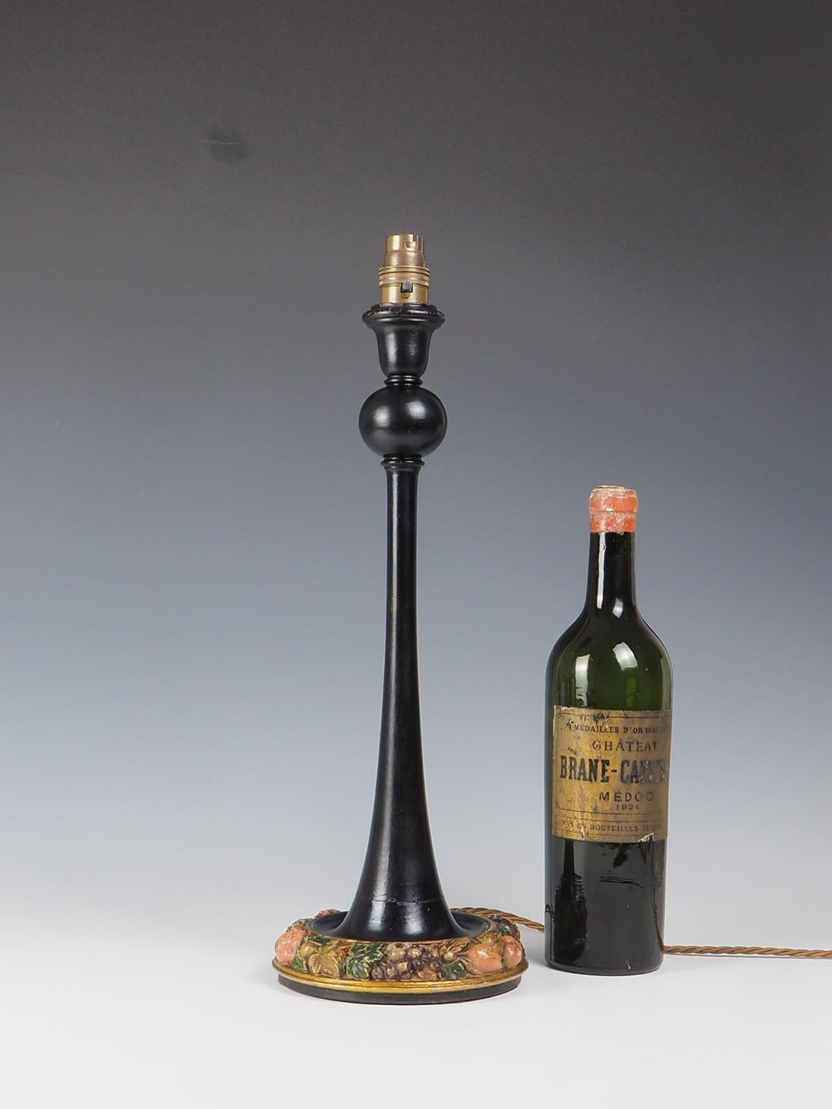 irlandais Ancienne lampe de table noire sculptée en bois peint de fruits en vente