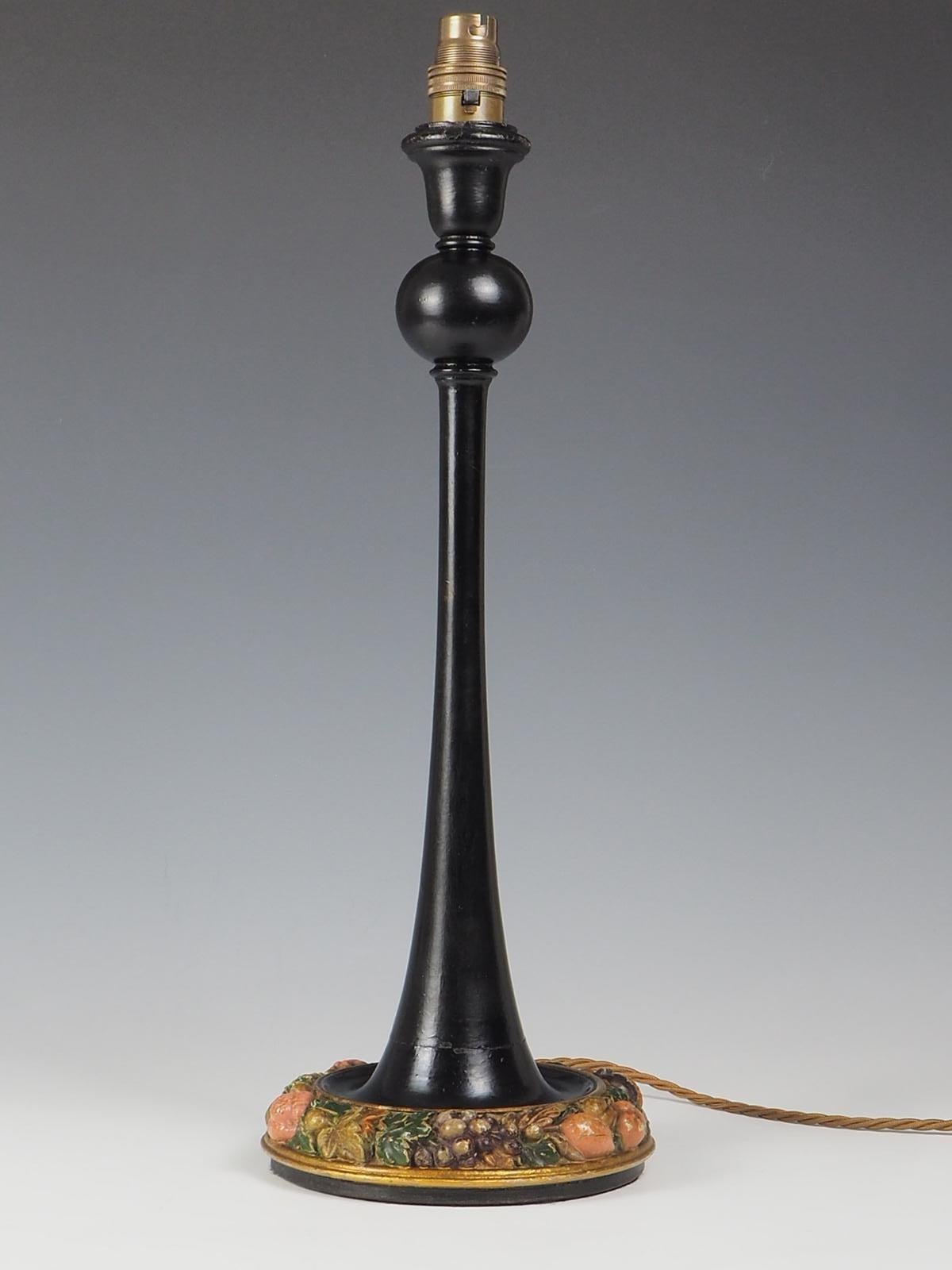 Ancienne lampe de table noire sculptée en bois peint de fruits Bon état - En vente à Lincoln, GB