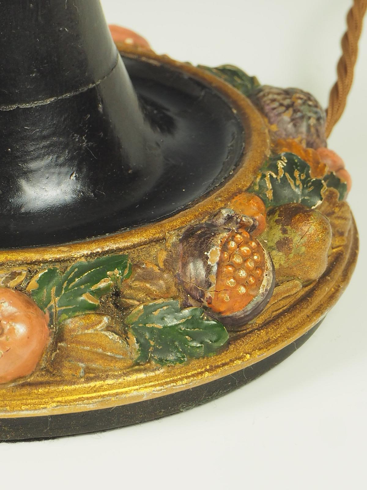 20ième siècle Ancienne lampe de table noire sculptée en bois peint de fruits en vente