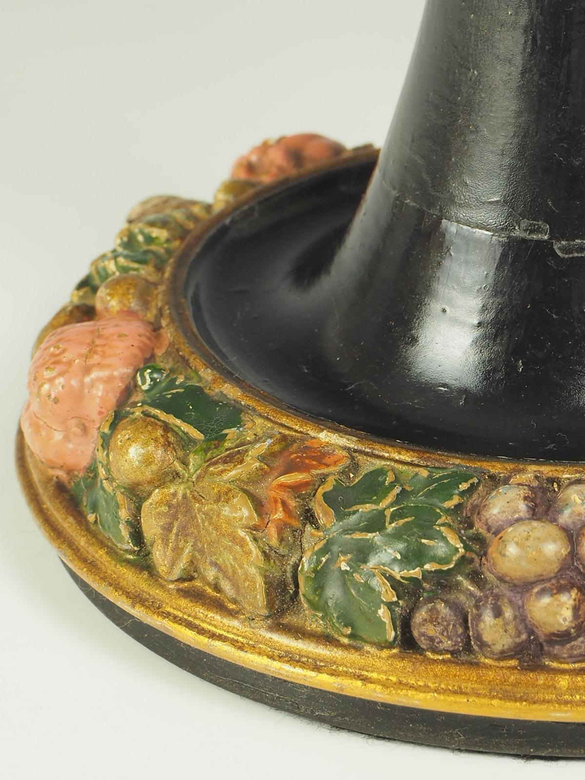 Bois Ancienne lampe de table noire sculptée en bois peint de fruits en vente