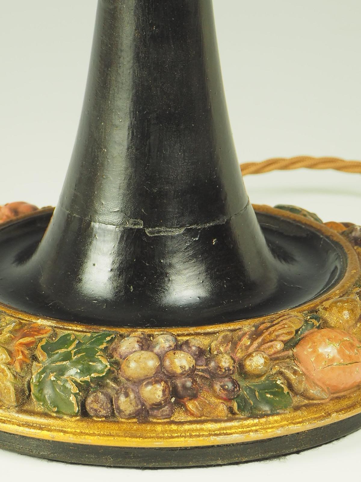 Ancienne lampe de table noire sculptée en bois peint de fruits en vente 1