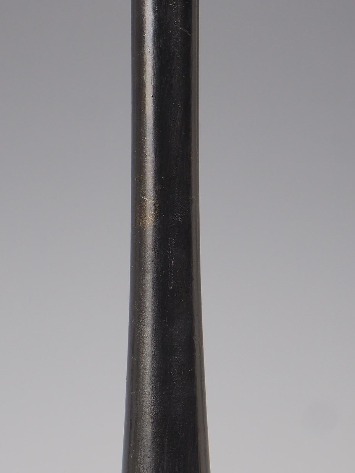 Ancienne lampe de table noire sculptée en bois peint de fruits en vente 2