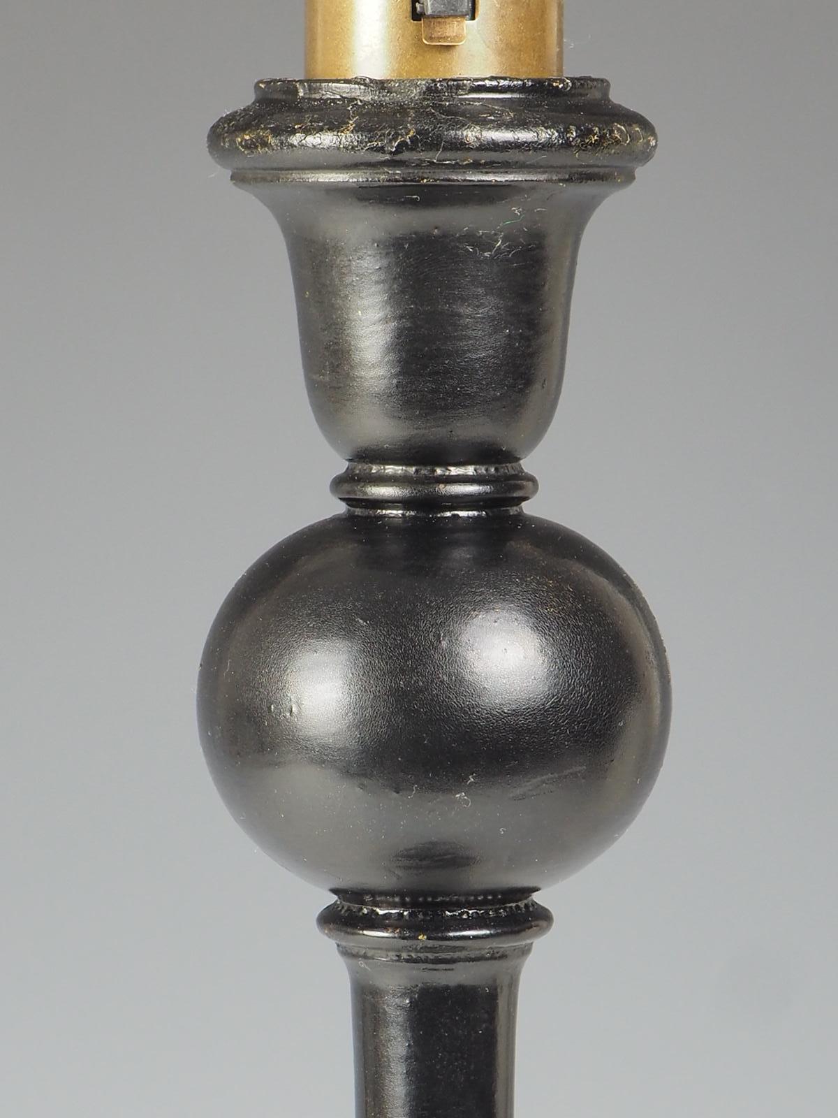 Ancienne lampe de table noire sculptée en bois peint de fruits en vente 3