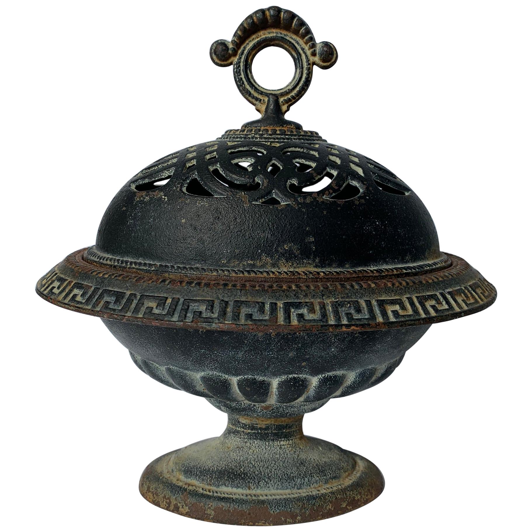 Antike schwarze Gusseisen Urne oder Cache Topf