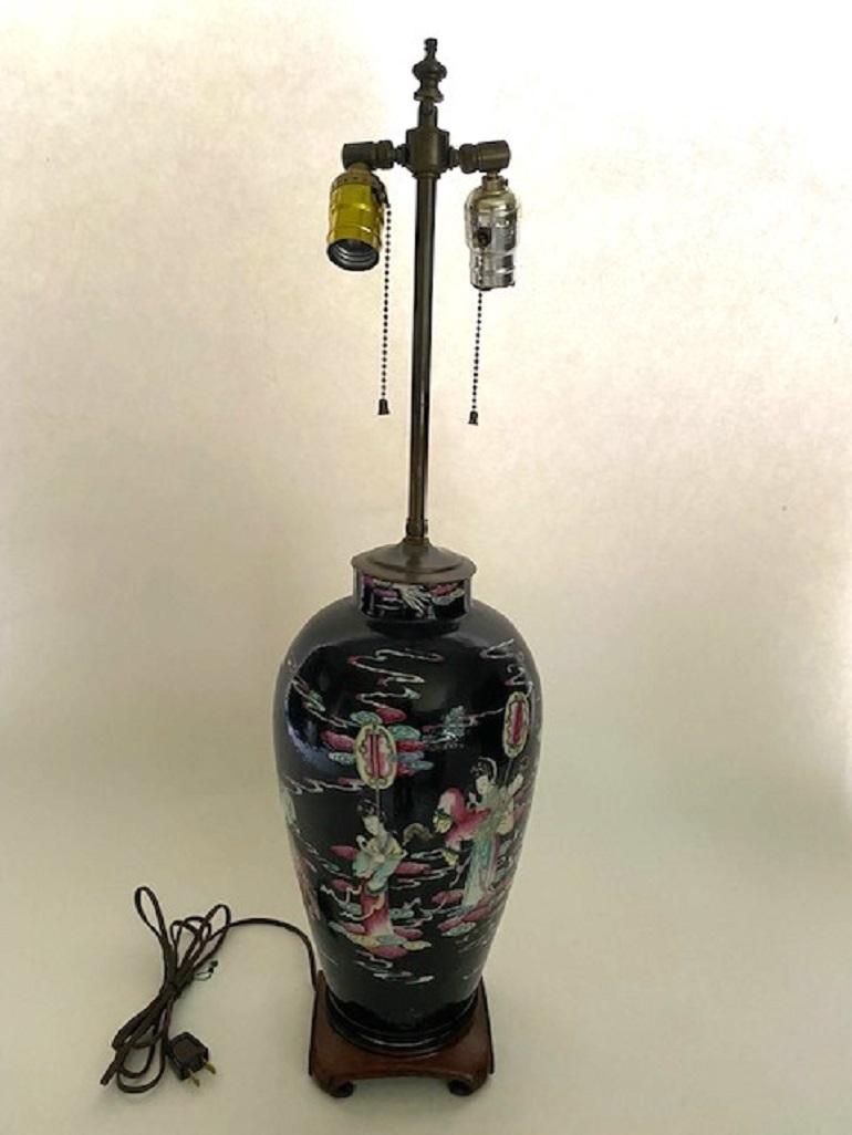 Lampe vase chinoise noire ancienne avec décoration peinte à la main sur base en bois en vente 3