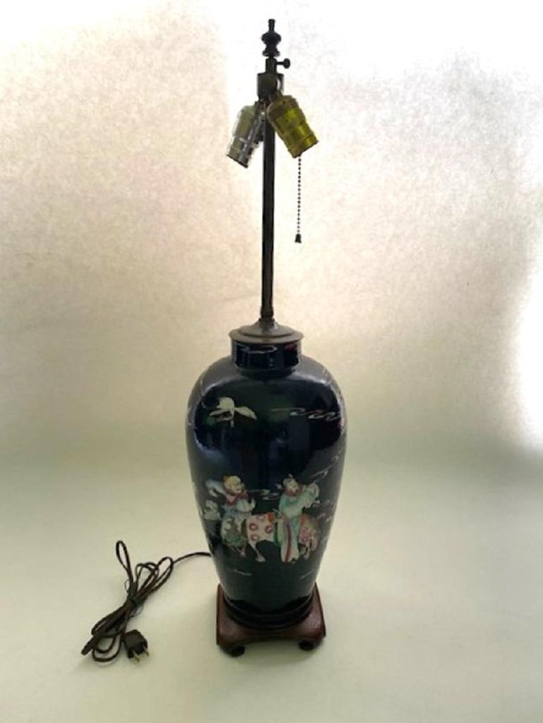 Superbe lampe-vase en porcelaine noire chinoise peinte à la main et unique en son genre, datant du 19e siècle, avec une double douille suspendue, un capuchon en laiton et une base en bois tourné et façonné. Circa 1820.
