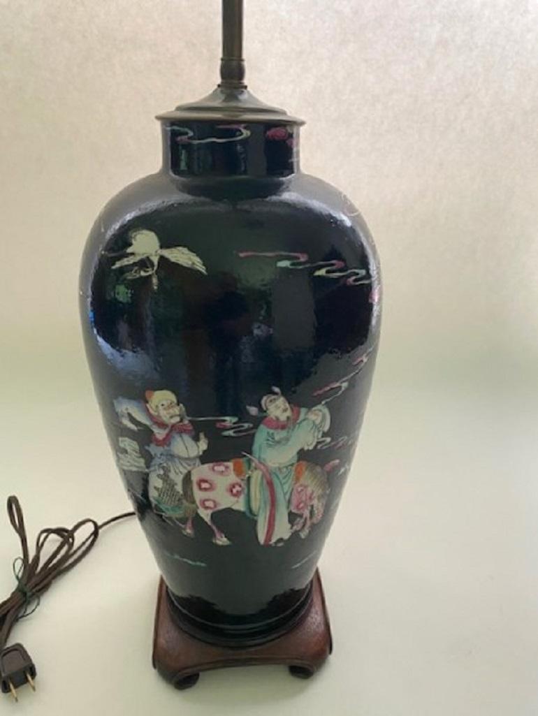 Chinois Lampe vase chinoise noire ancienne avec décoration peinte à la main sur base en bois en vente