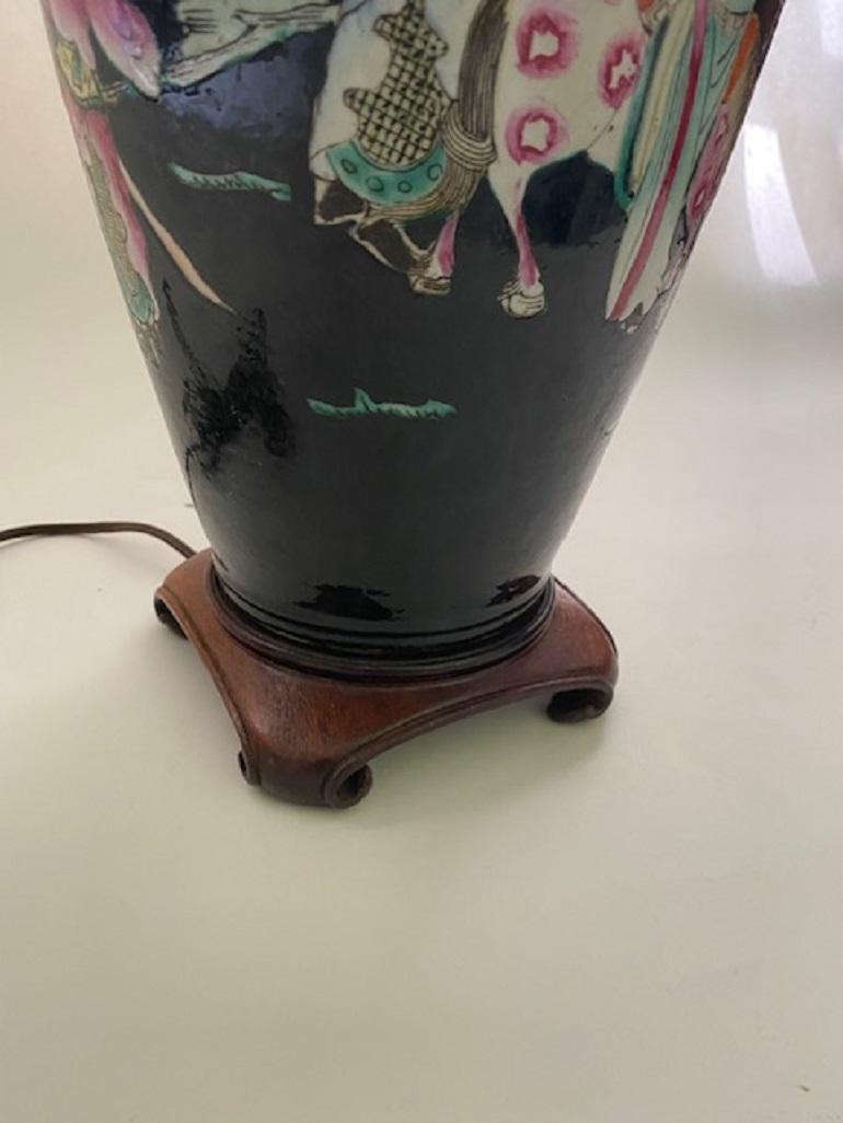 Peint à la main Lampe vase chinoise noire ancienne avec décoration peinte à la main sur base en bois en vente