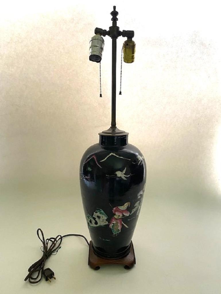 Lampe vase chinoise noire ancienne avec décoration peinte à la main sur base en bois Bon état - En vente à North Salem, NY