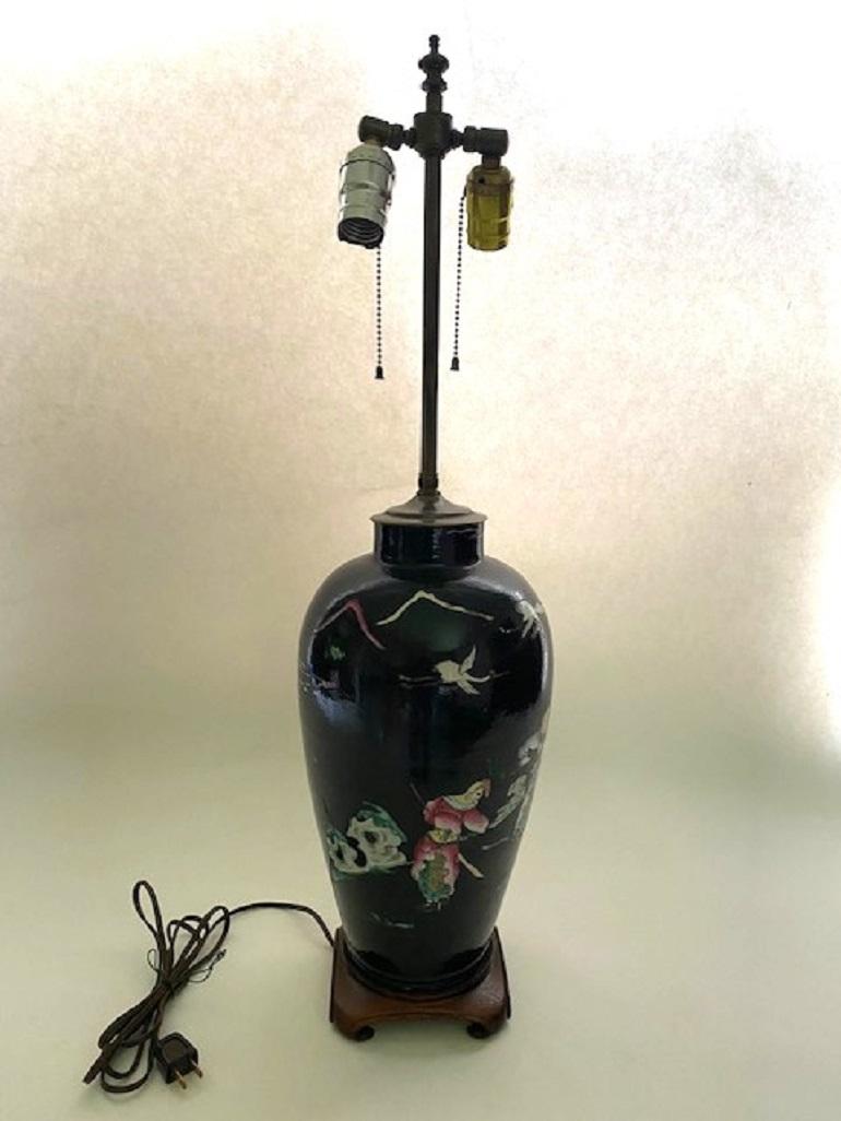 Fin du XVIIIe siècle Lampe vase chinoise noire ancienne avec décoration peinte à la main sur base en bois en vente