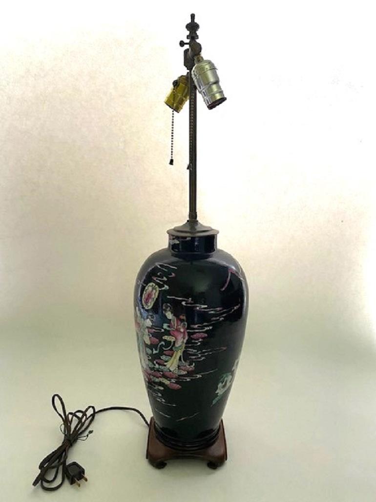Porcelaine Lampe vase chinoise noire ancienne avec décoration peinte à la main sur base en bois en vente