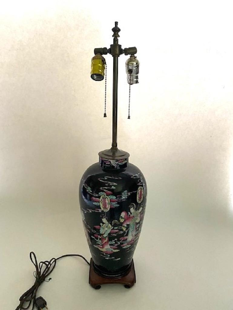 Lampe vase chinoise noire ancienne avec décoration peinte à la main sur base en bois en vente 1