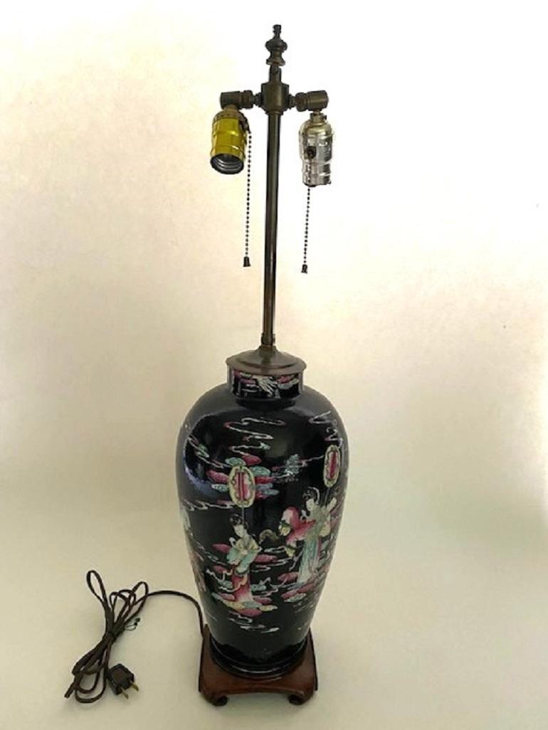 Lampe vase chinoise noire ancienne avec décoration peinte à la main sur base en bois en vente 2