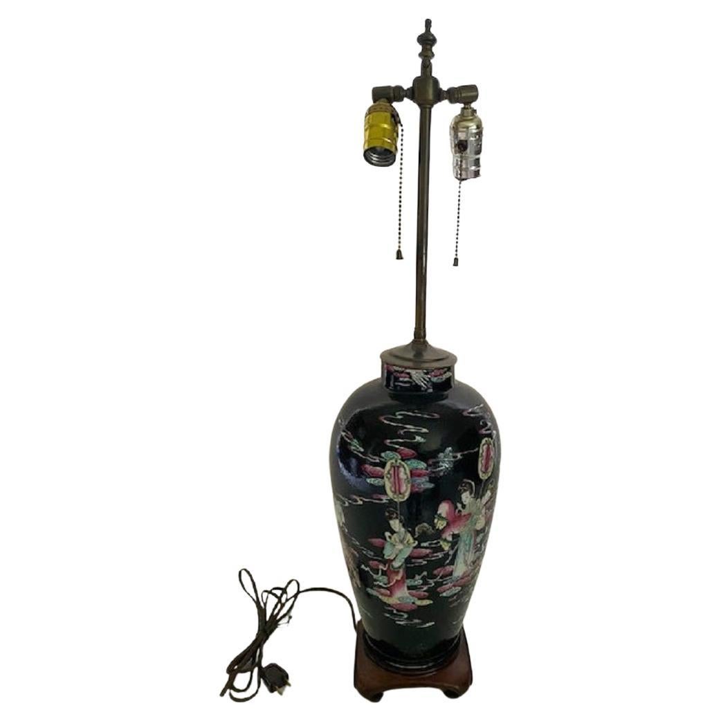 Lampe vase chinoise noire ancienne avec décoration peinte à la main sur base en bois