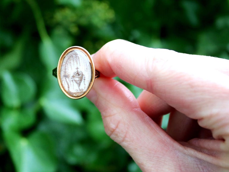 A stunning, fine and impressive antique 1780's black enamel and 18 karat yellow gold, sepia mourning ring; part of our diverse antique Georgian jewellery and estate jewelry collections.

This stunning fine and impressive antique Georgian mourning