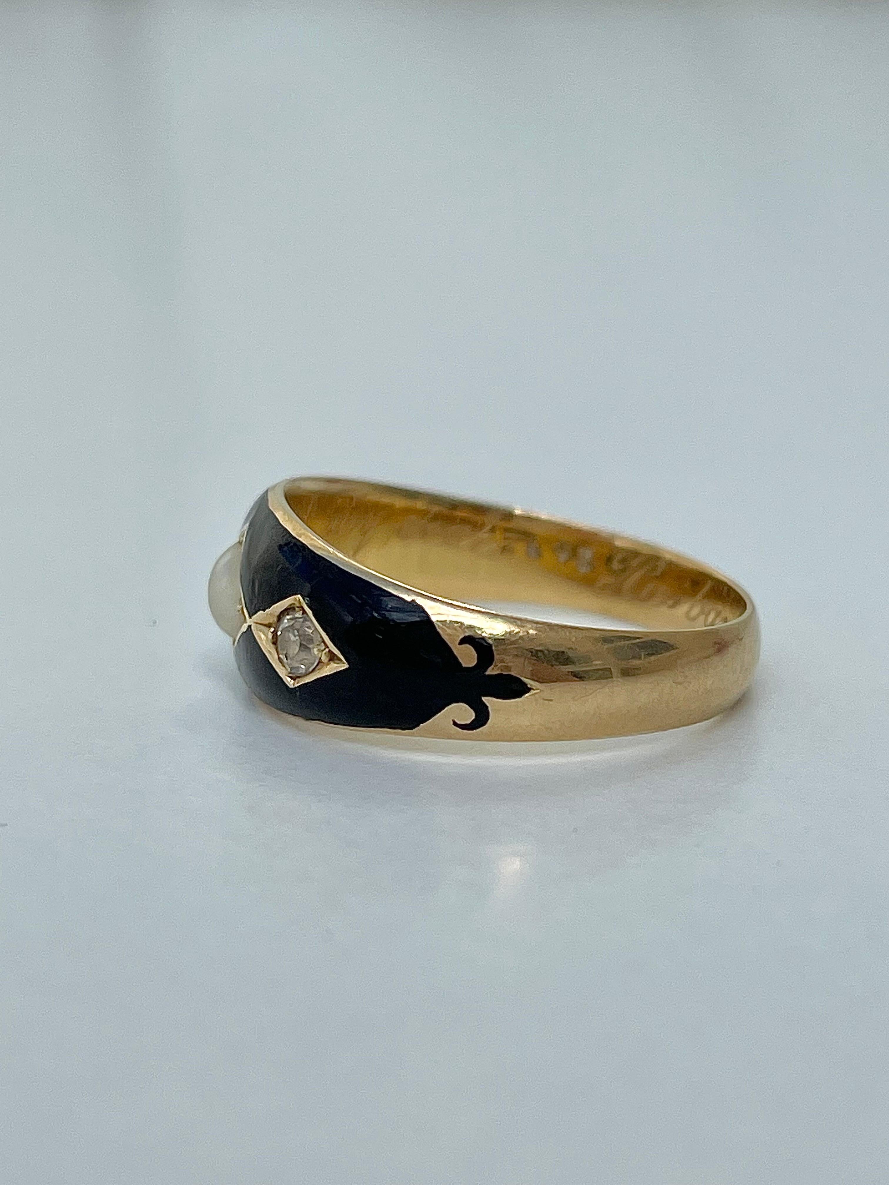 Antiker schwarzer Emaille Diamant & Perle 3 Stein Ring in 18ct Gelbgold

Inschrift 