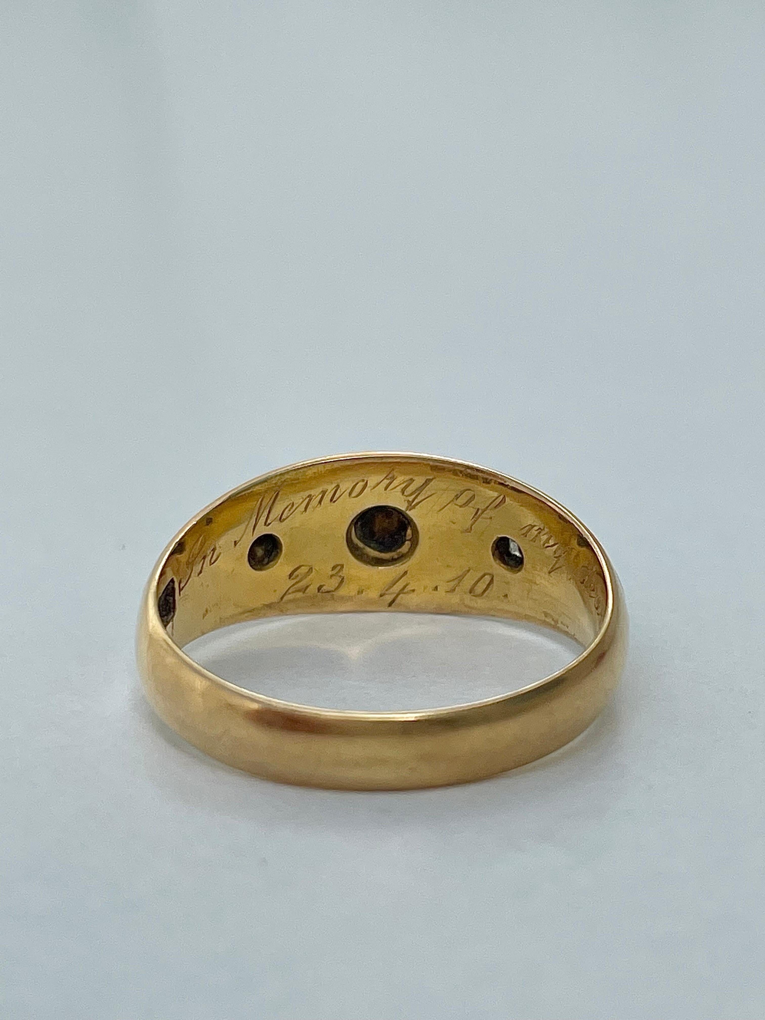 Antiker schwarzer Emaille Diamant & Perle 3 Stein Ring in 18ct Gelbgold (Viktorianisch) im Angebot