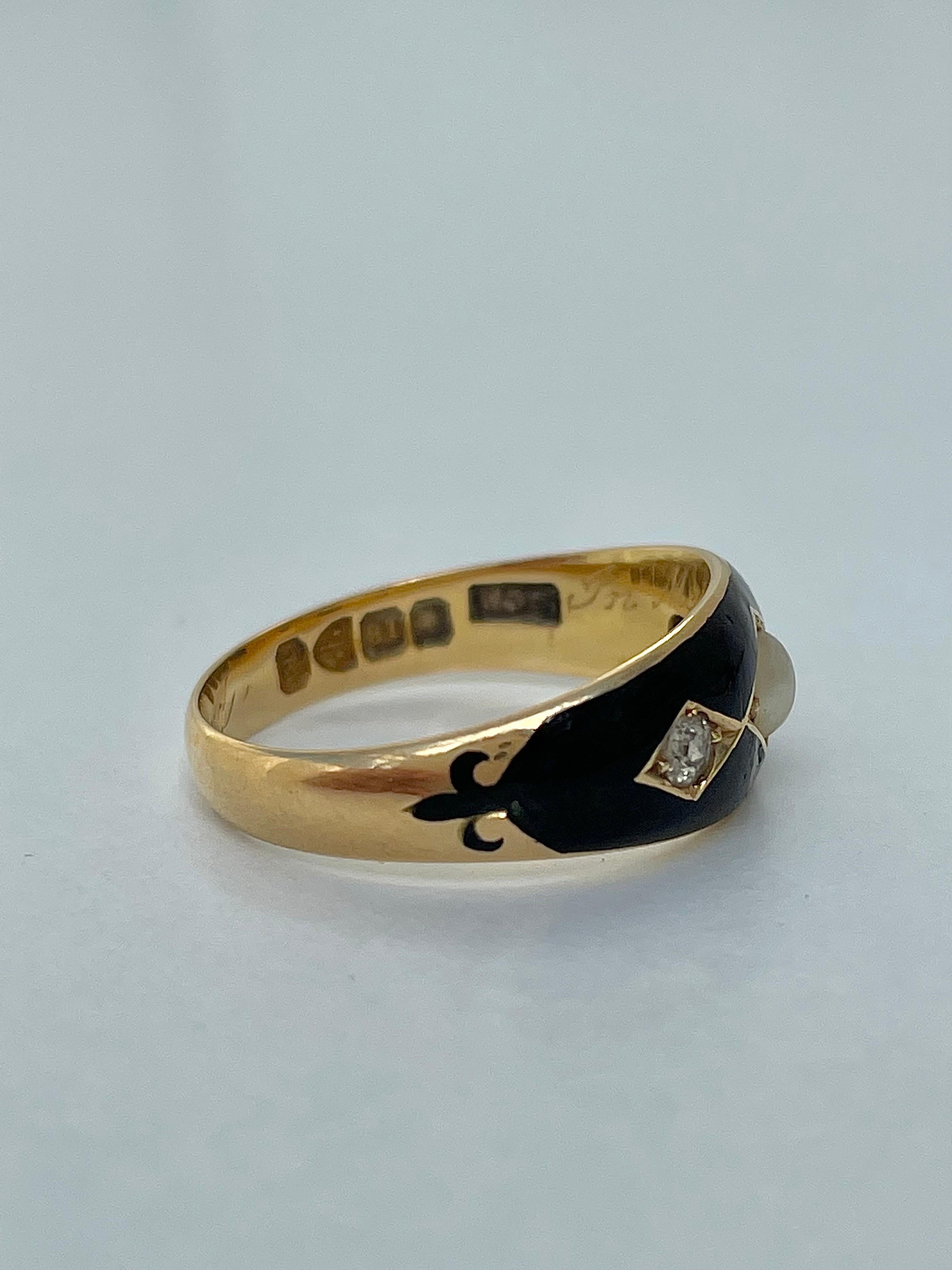 Antiker schwarzer Emaille Diamant & Perle 3 Stein Ring in 18ct Gelbgold (Alteuropäischer Schliff) im Angebot
