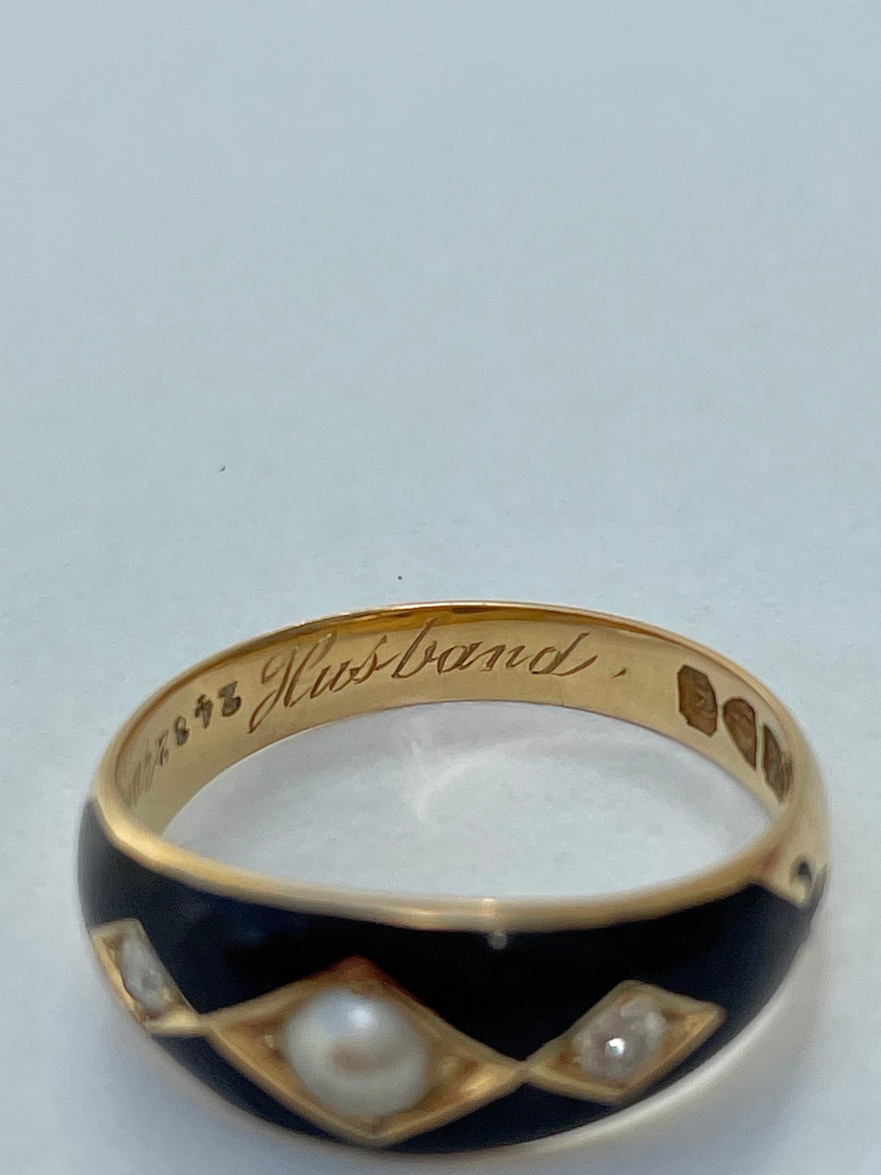 Antiker schwarzer Emaille Diamant & Perle 3 Stein Ring in 18ct Gelbgold im Zustand „Gut“ im Angebot in Chipping Campden, GB