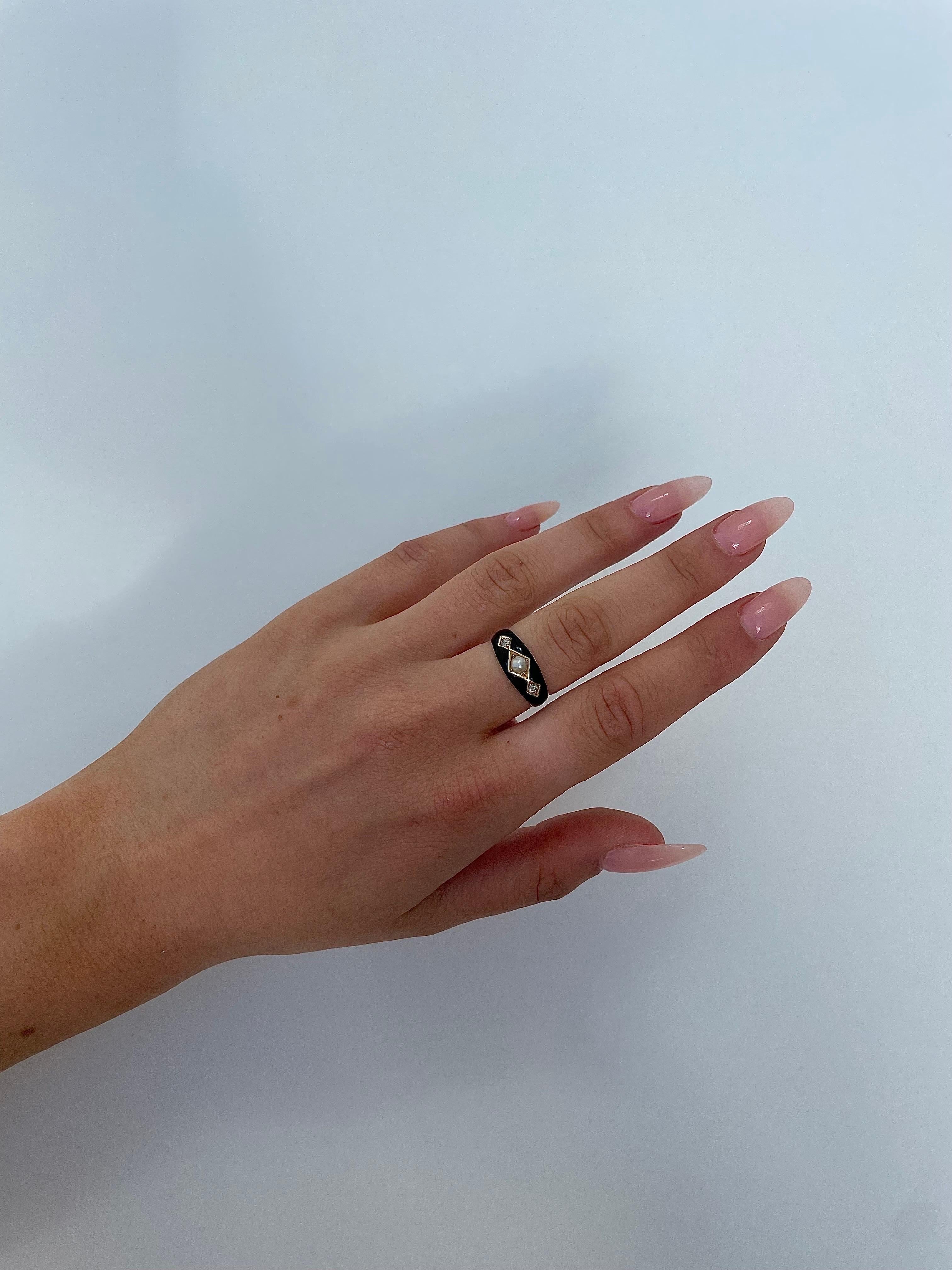 Antiker schwarzer Emaille Diamant & Perle 3 Stein Ring in 18ct Gelbgold für Damen oder Herren im Angebot