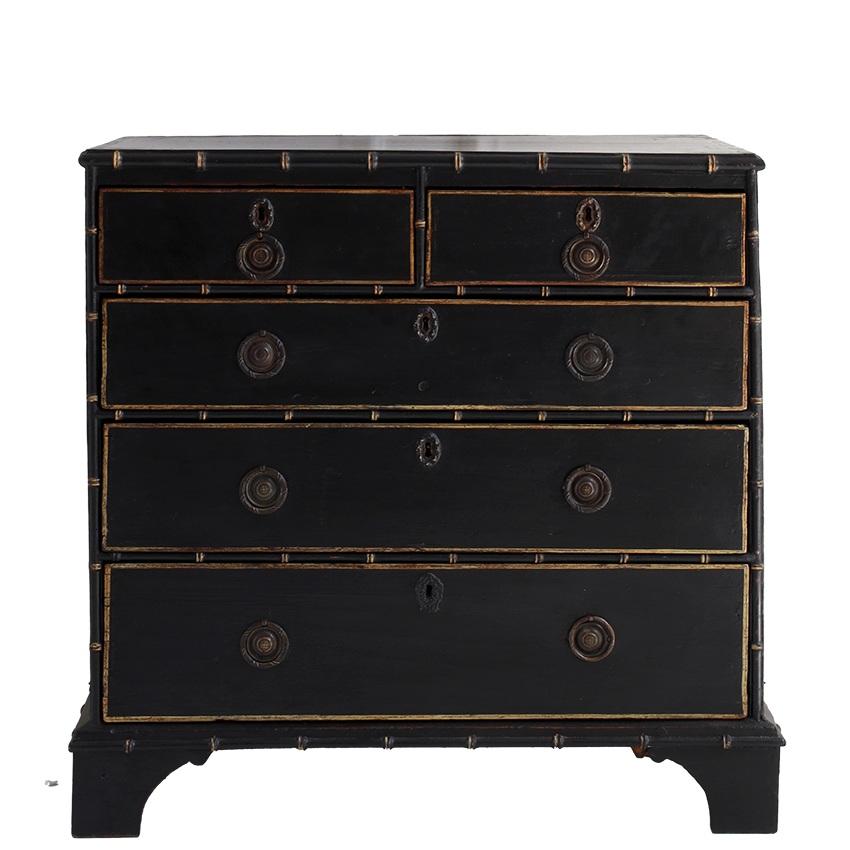 Inspirada en los muebles anglochinos del siglo XIX, esta elegante cómoda combina el refinamiento europeo con la influencia decorativa oriental. Los detalles de imitación de bambú rinden homenaje al estilo chinoiserie popular en los interiores de la