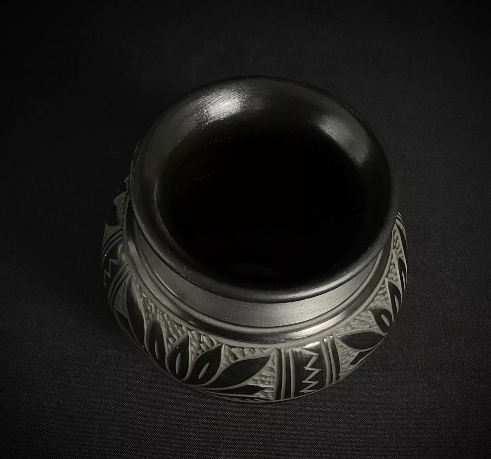 Este antiguo jarrón de cerámica del siglo XX, firmado por Kamats, es una pieza de bella factura procedente de Hungría. De 11,5 cm de altura y 12 cm de diámetro, este elegante jarrón presenta un intrincado diseño floral tallado alrededor de la