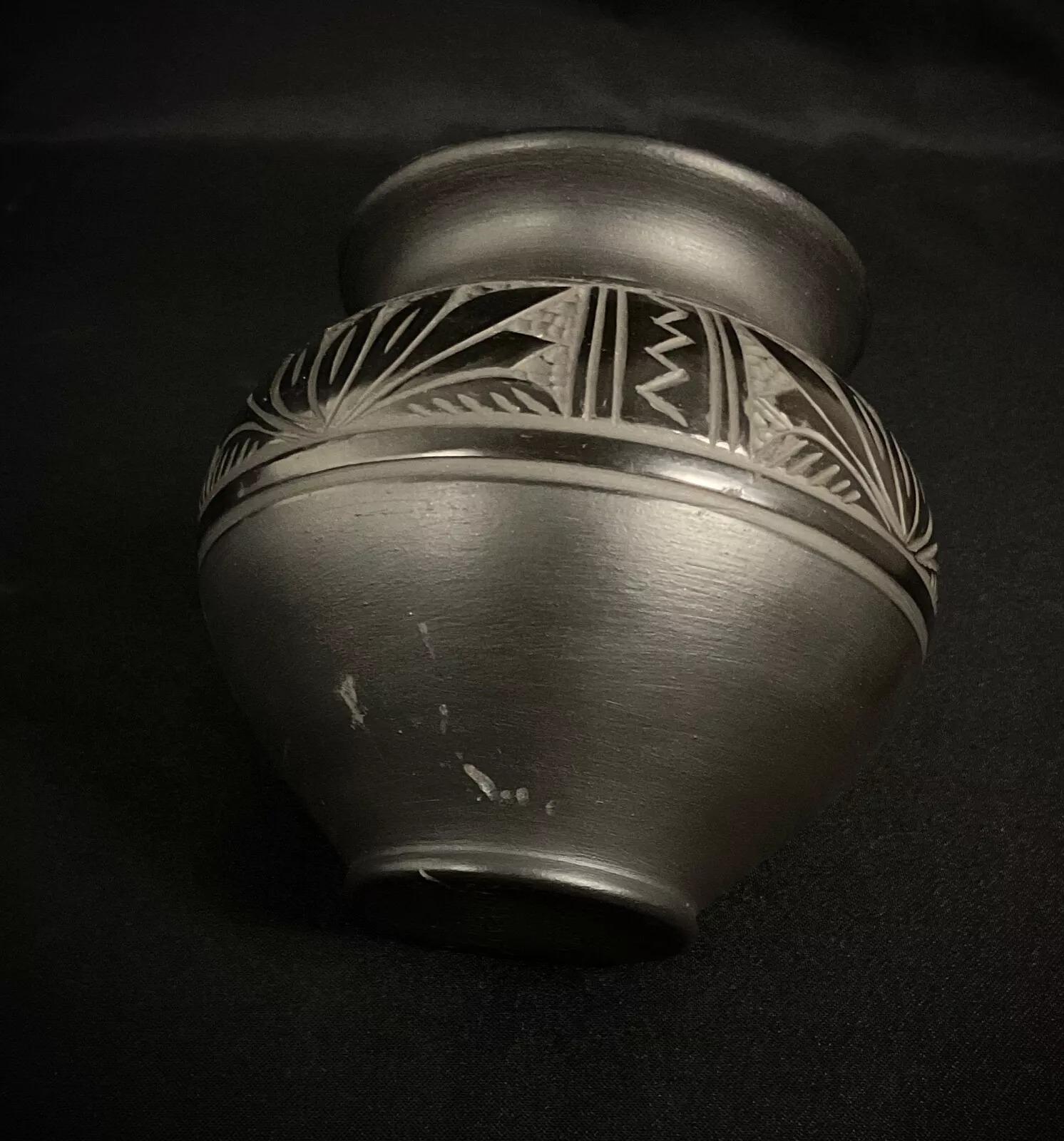 Jarrón antiguo de cerámica con decoración floral negra firmado 