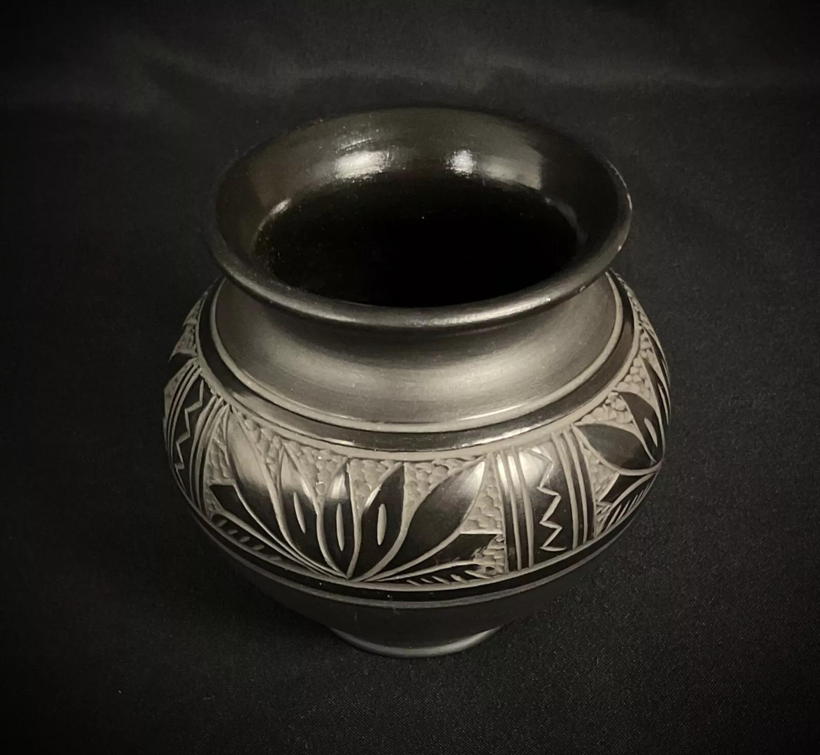 Jarrón antiguo de cerámica con decoración floral negra firmado 