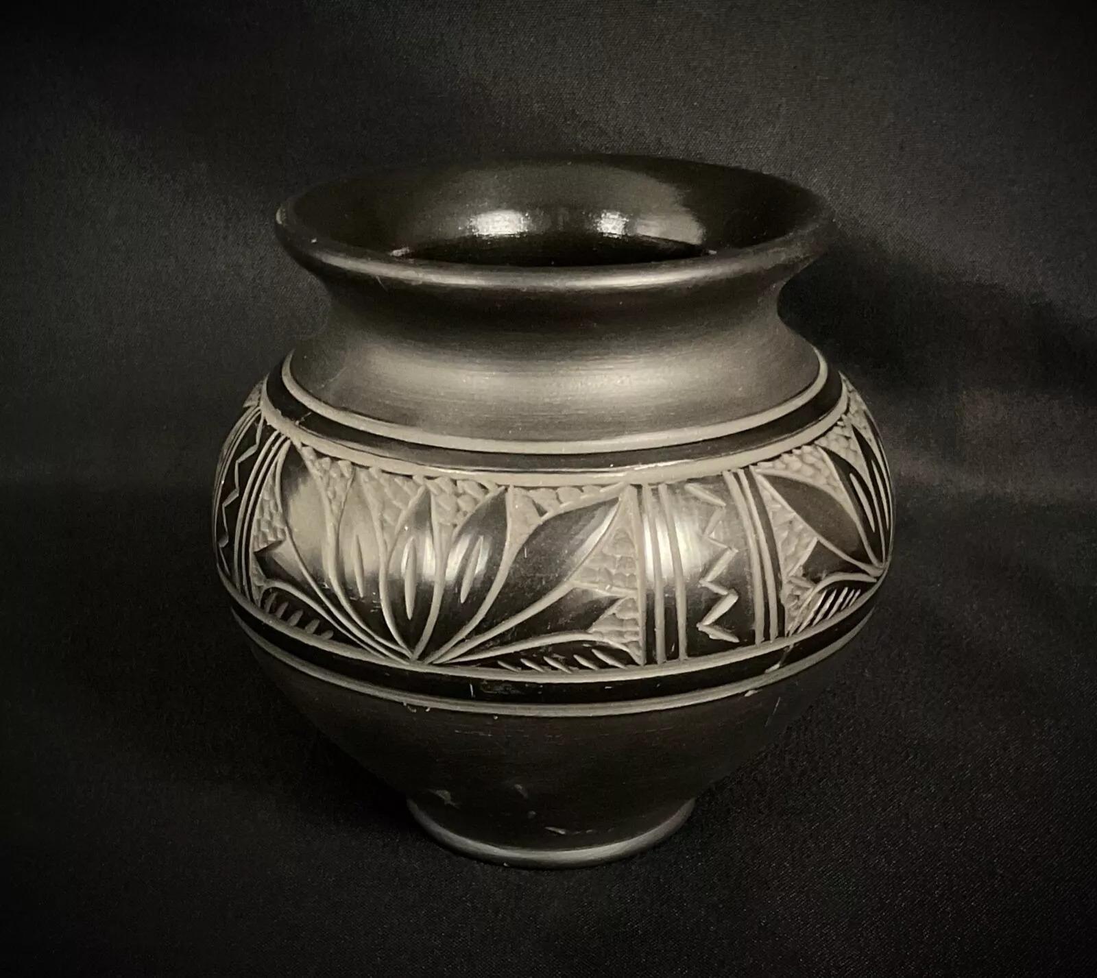 Jarrón antiguo de cerámica con decoración floral negra firmado 