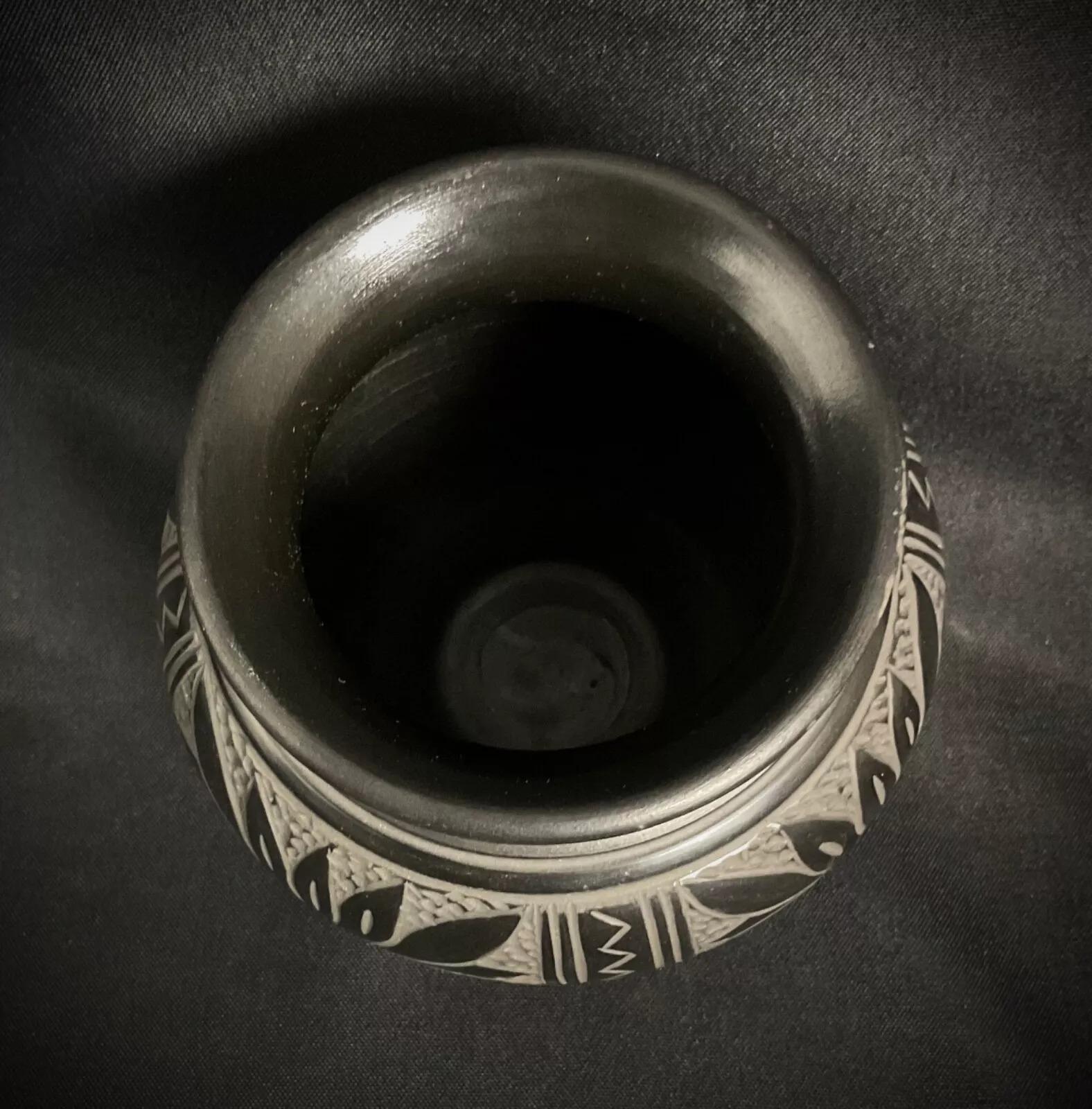 Jarrón antiguo de cerámica con decoración floral negra firmado 
