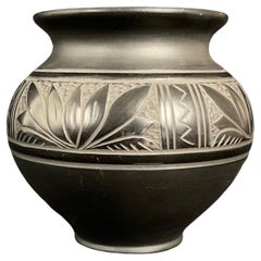 Antike schwarze florale Dekor Keramik-Vase signiert "Kamats" - Ungarn - 2Y437