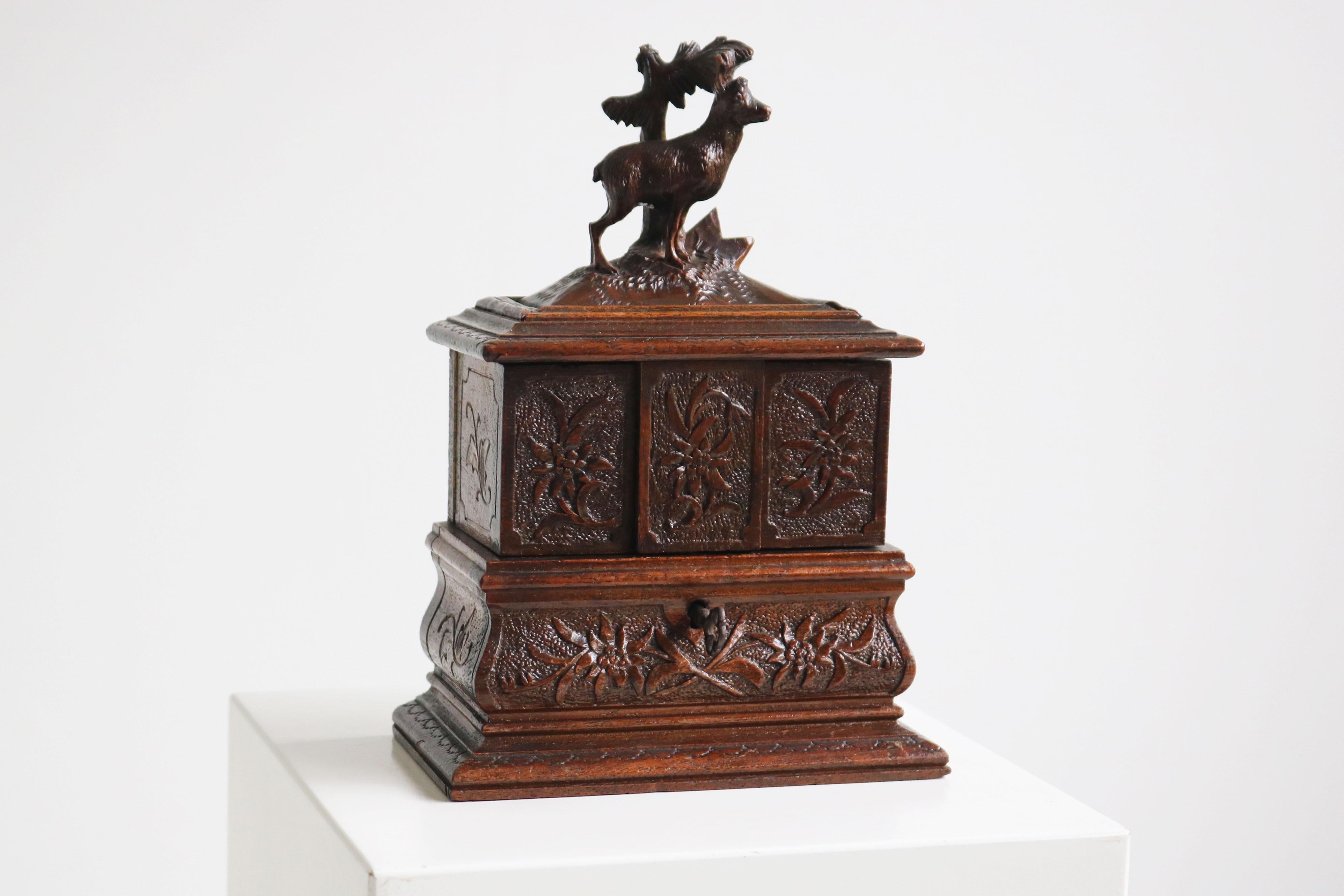 Wunderschön und atemberaubend! Diese kleine Schwarzwälder Schmuckschatulle aus dem 19. Jahrhundert ist aus Obstholz geschnitzt. 
Geschnitzt von einem Meisterschnitzer mit Liebe zum Detail auf der Oberseite, der Vorderseite und 2 Seiten verziert.
Die