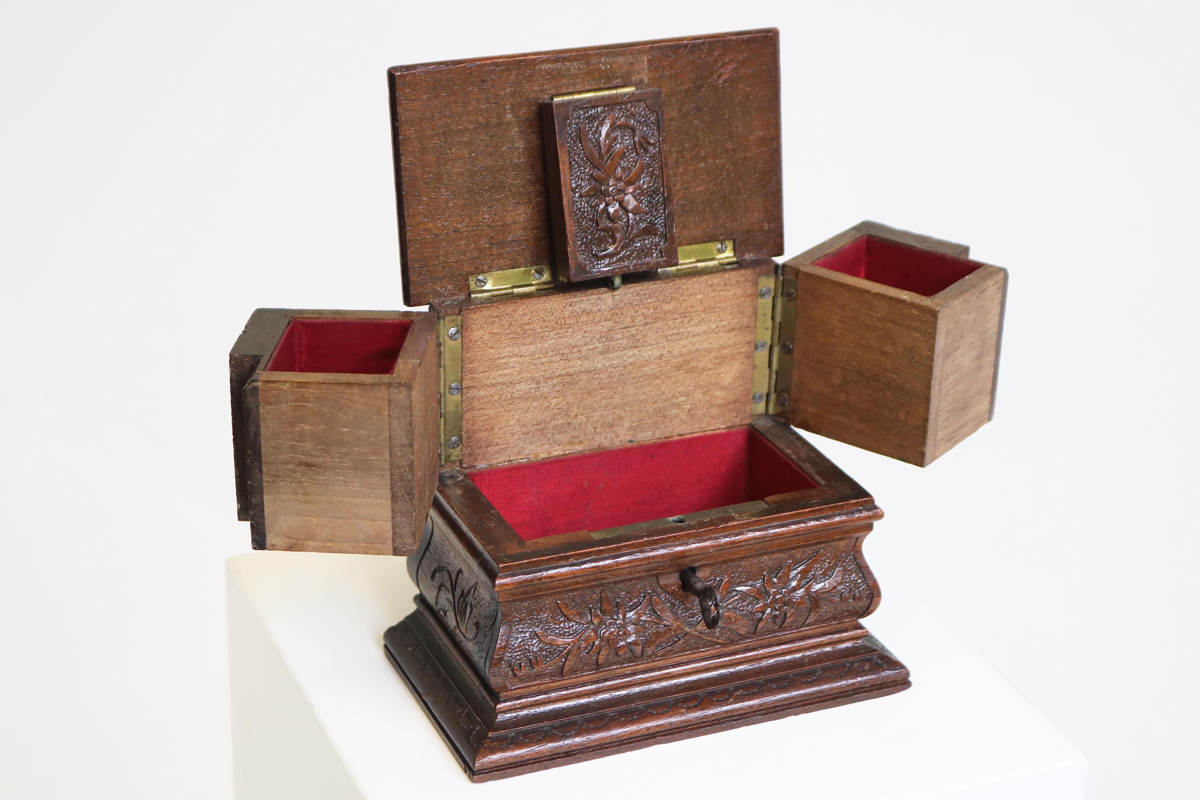 Antike Black Forest 19. Jahrhundert Schmuckkästchen geschnitzt Obstholz Red Velvet Chest (Handgeschnitzt) im Angebot