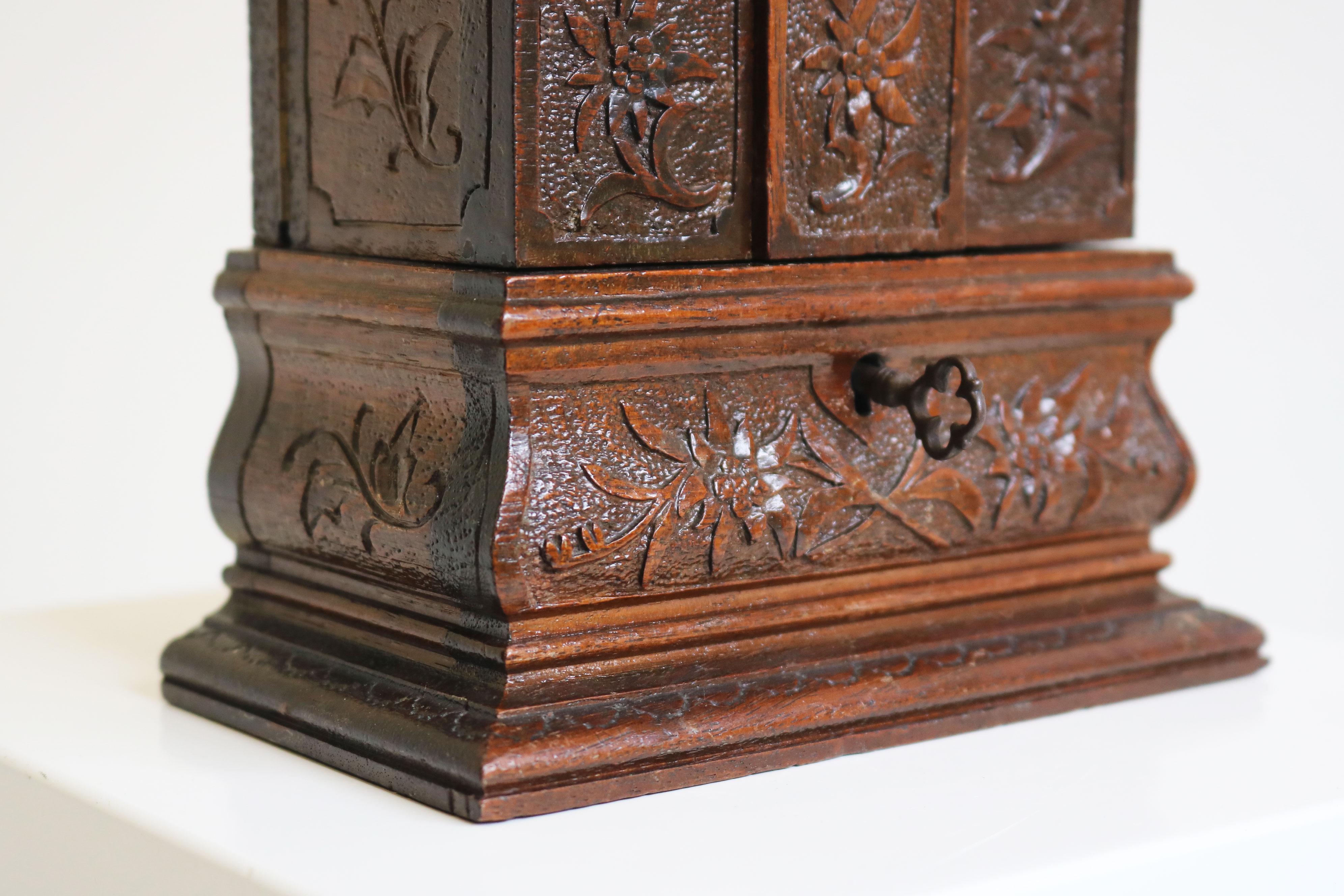 Antike Black Forest 19. Jahrhundert Schmuckkästchen geschnitzt Obstholz Red Velvet Chest (Samt) im Angebot