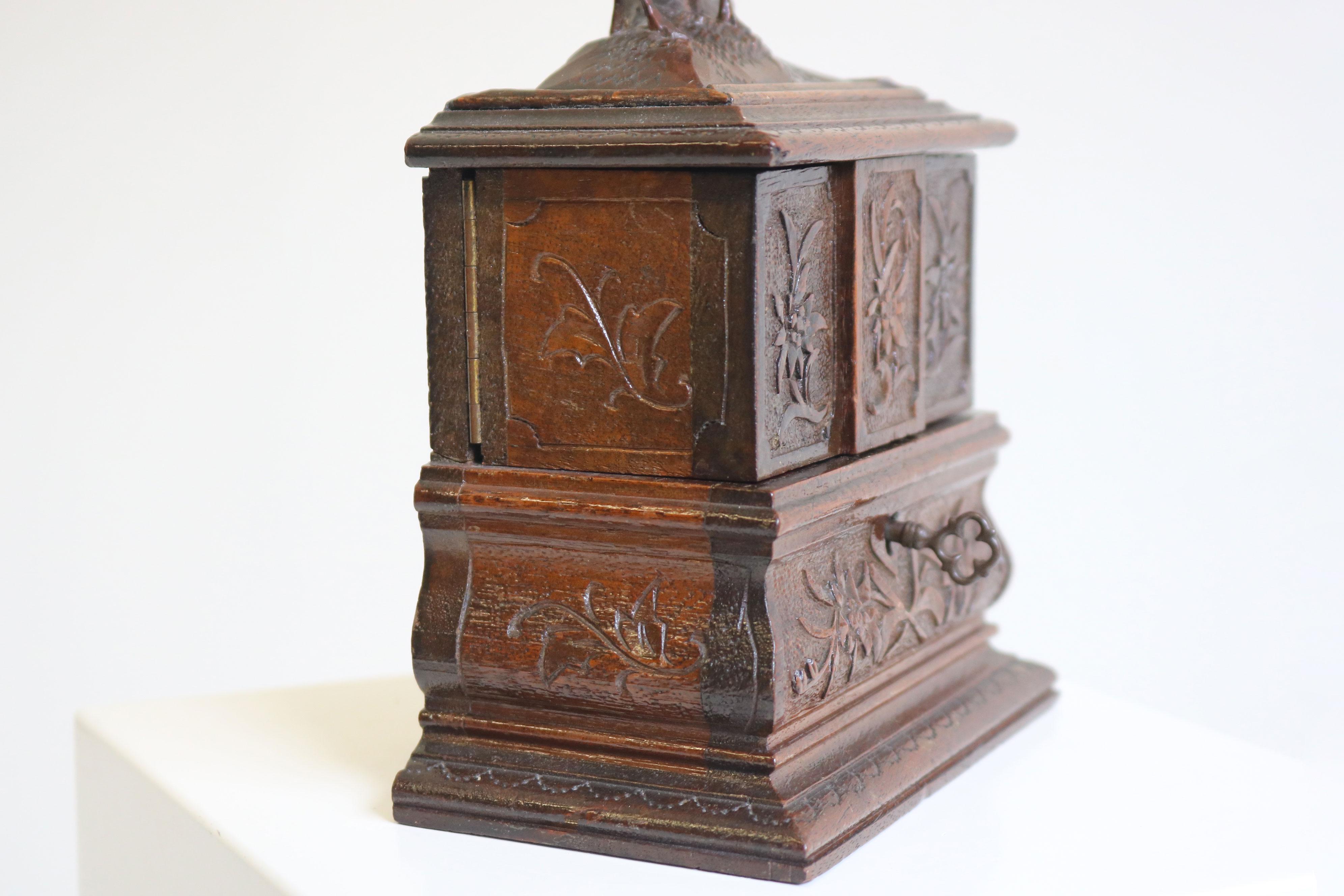 Antike Black Forest 19. Jahrhundert Schmuckkästchen geschnitzt Obstholz Red Velvet Chest im Angebot 1