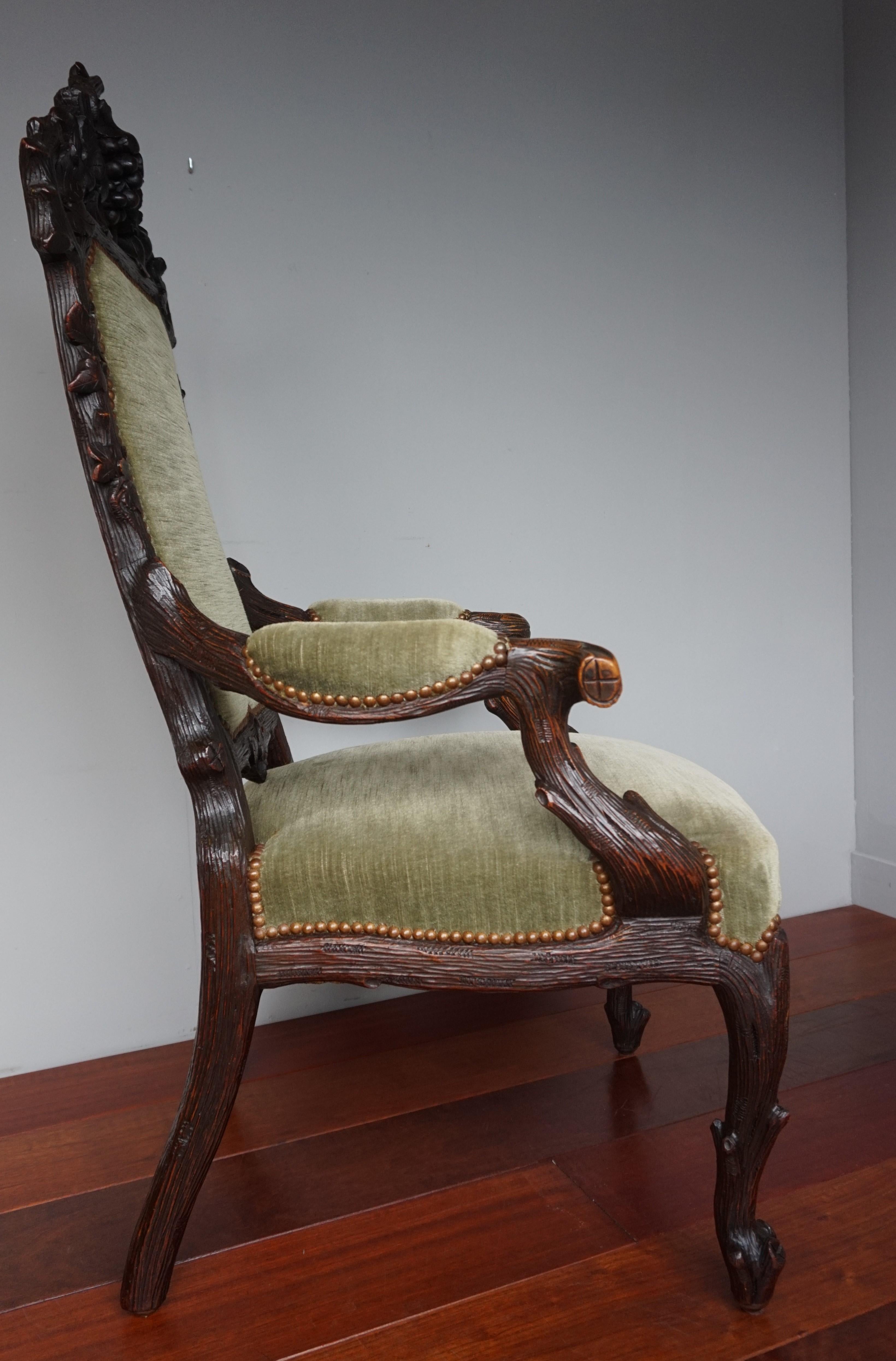 Sculpté à la main Fauteuil de lecture ou fauteuil ancien de la Forêt-Noire par Horrix avec tissu d'ameublement parfait en vente