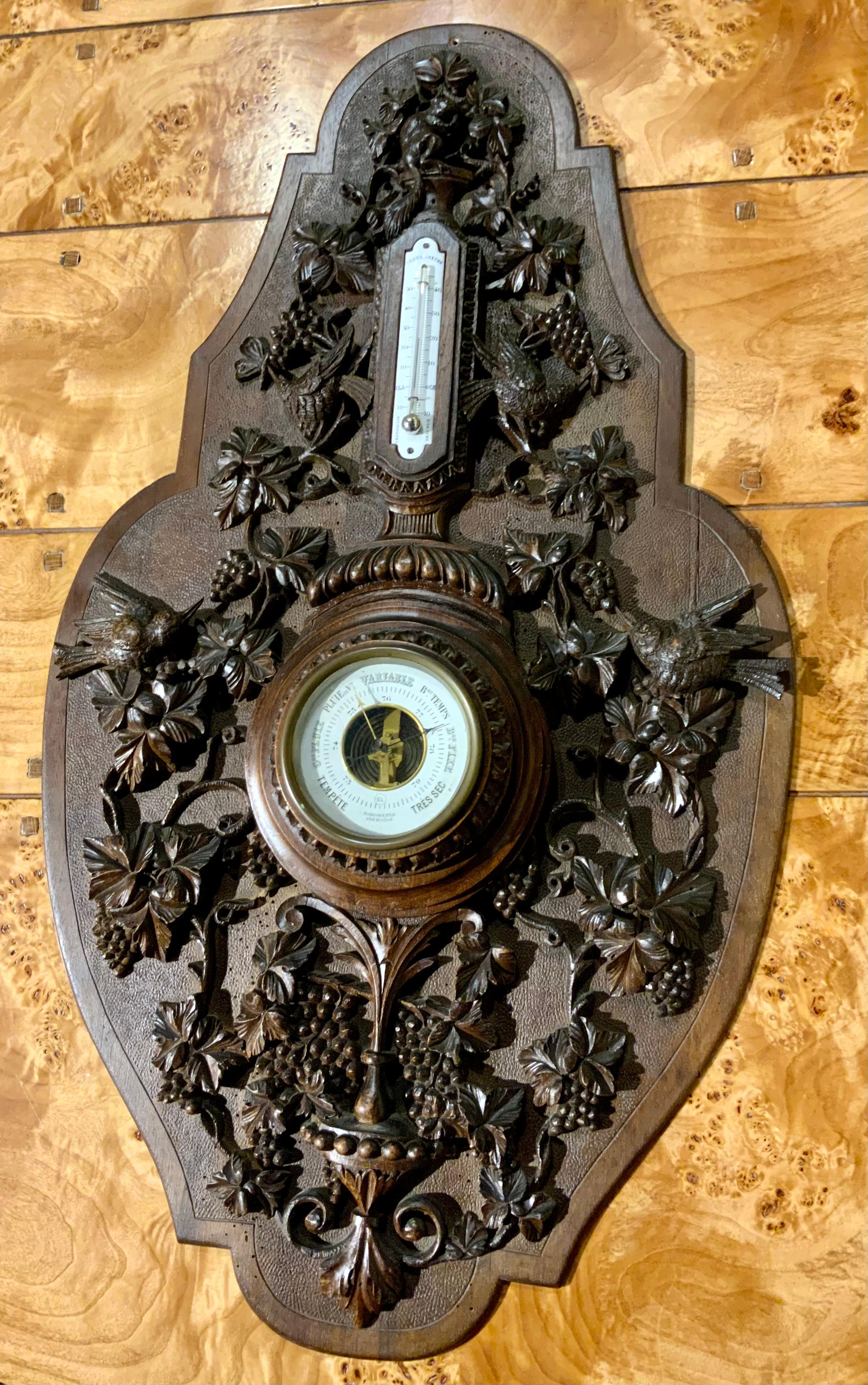 This barometer is in very good condition without structural problems
It is well carved with hummingbirds and grapes as a decorative motif.
The barometer is original and it is in working order. The shape is unique
In a elongated oval shape.