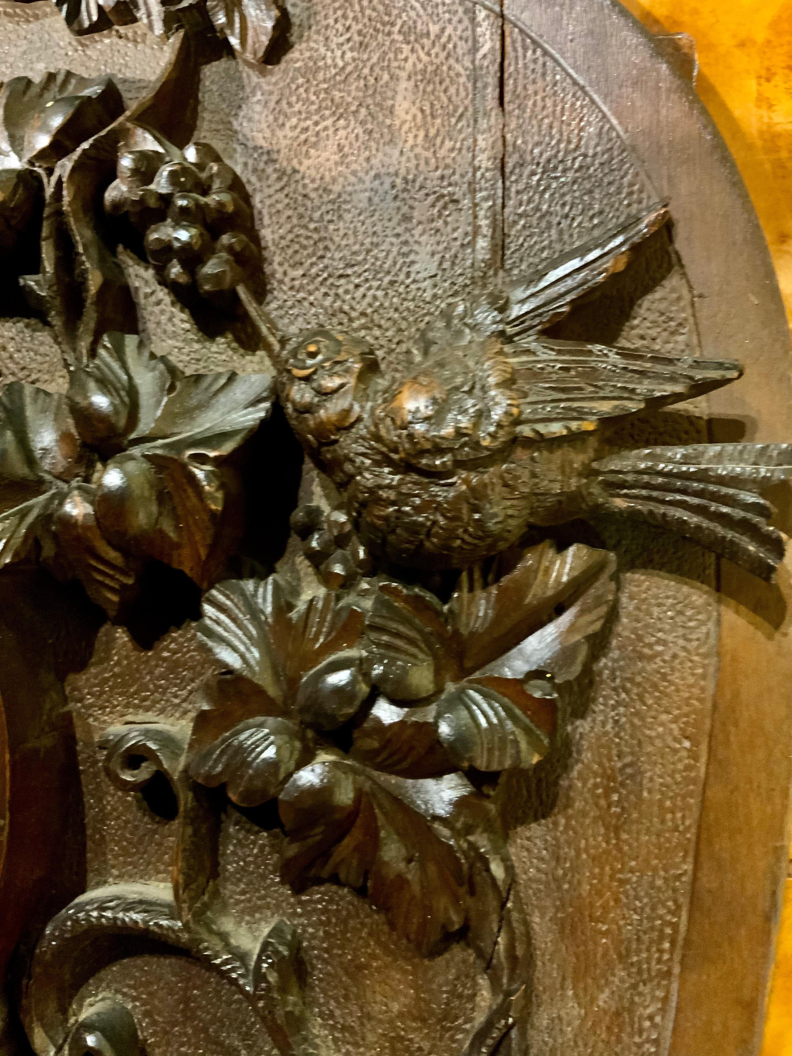 Sculpté à la main Baromètre antique Black Forest avec oiseaux chantants et raisins sculptés à la main en vente