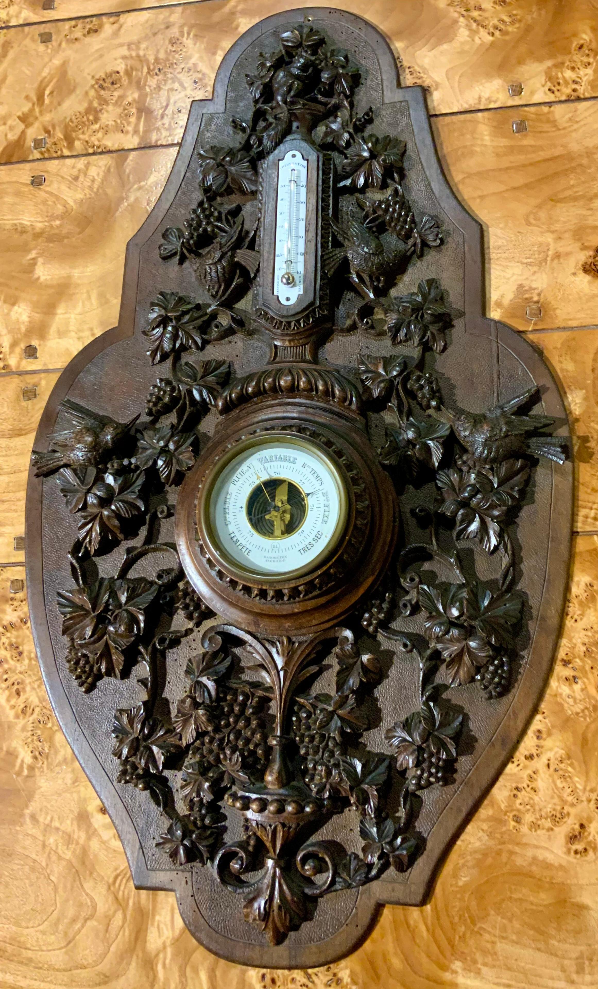 Antikes Black Forest Barometer mit summenden Vögeln und Trauben handgeschnitzt im Angebot 1