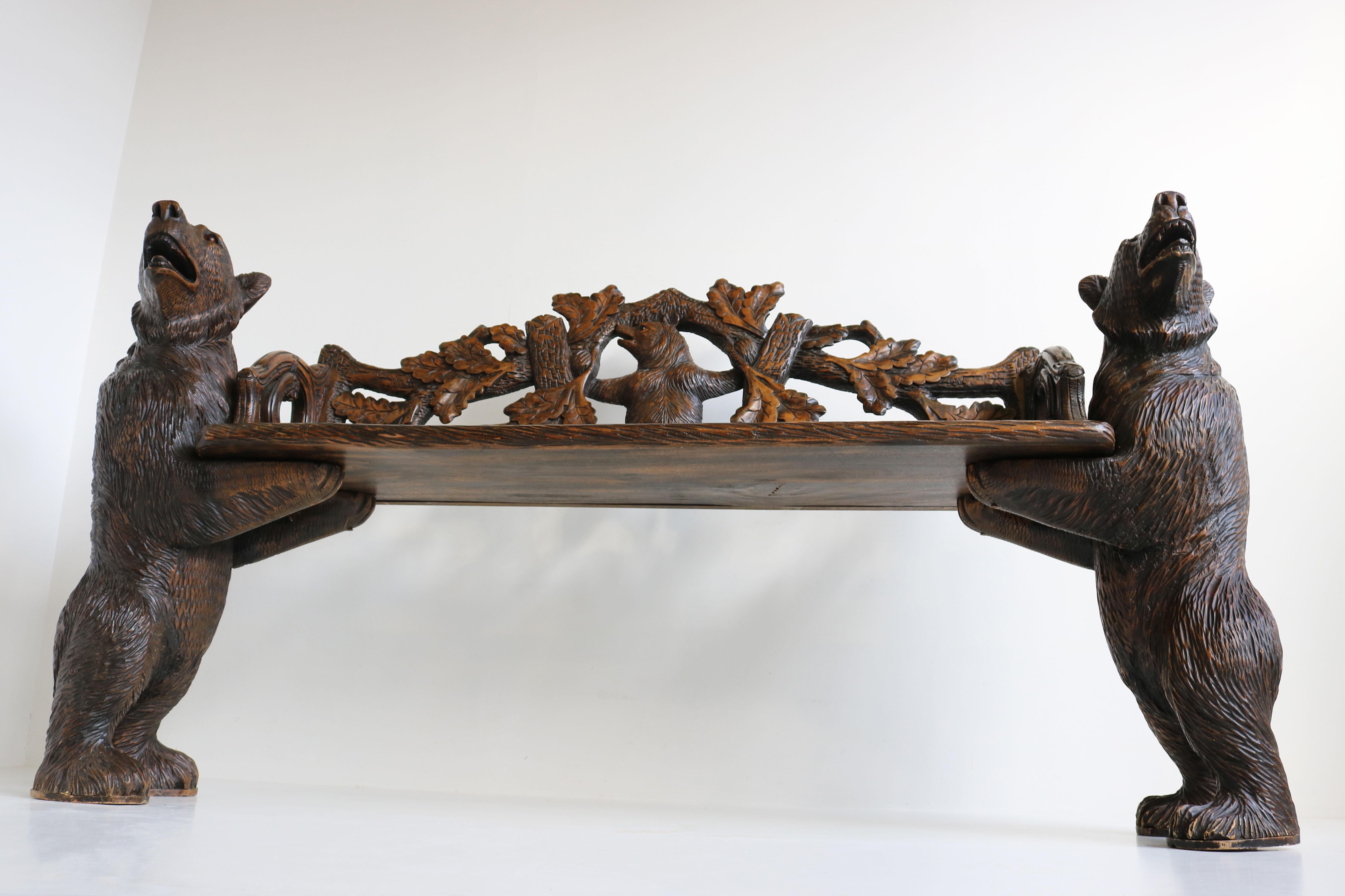 Fauteuil de salon ancien en bois de la Forêt Noire avec canapé ours suisse sculpté du 20ème siècle en vente 3