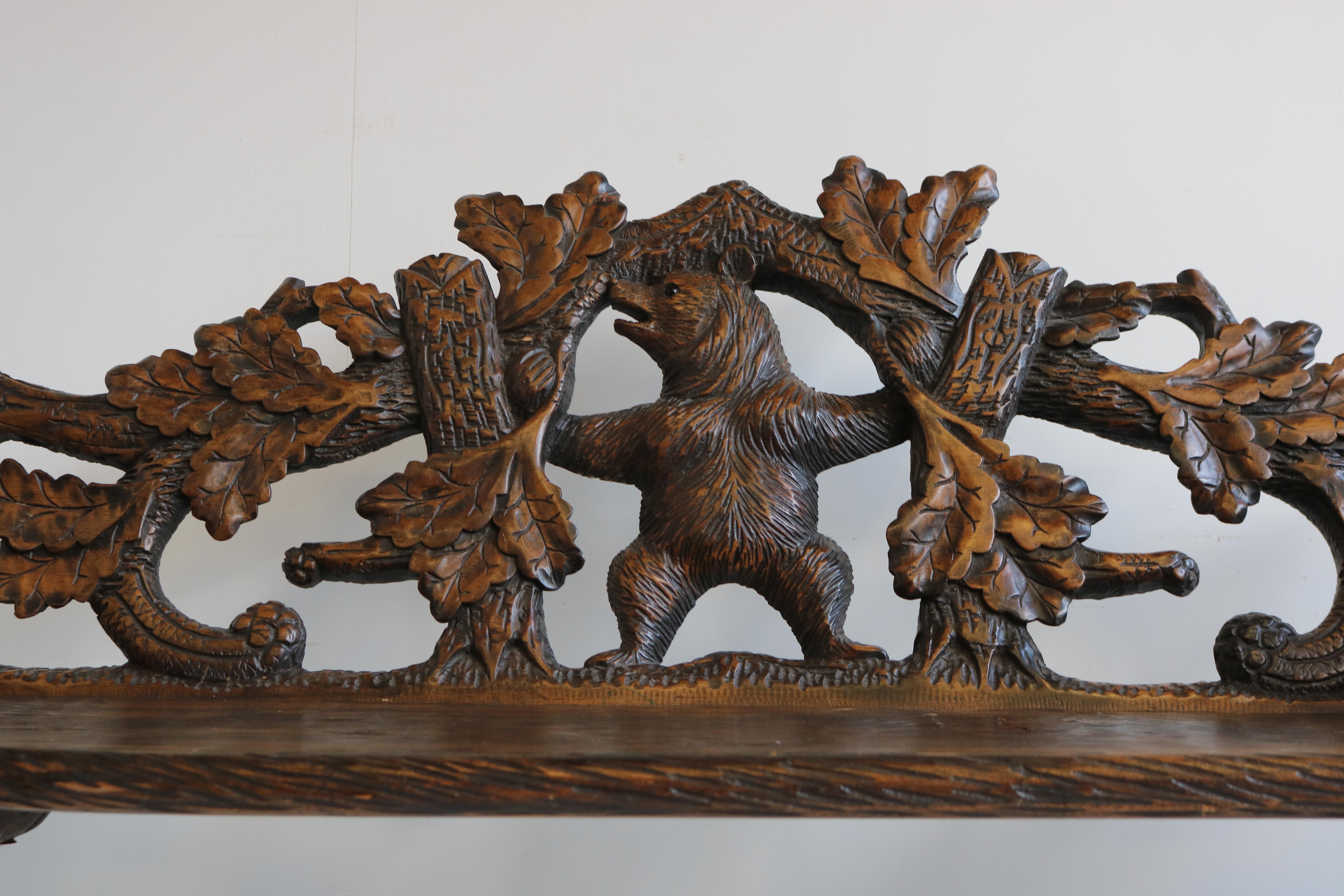 Fauteuil de salon ancien en bois de la Forêt Noire avec canapé ours suisse sculpté du 20ème siècle en vente 4
