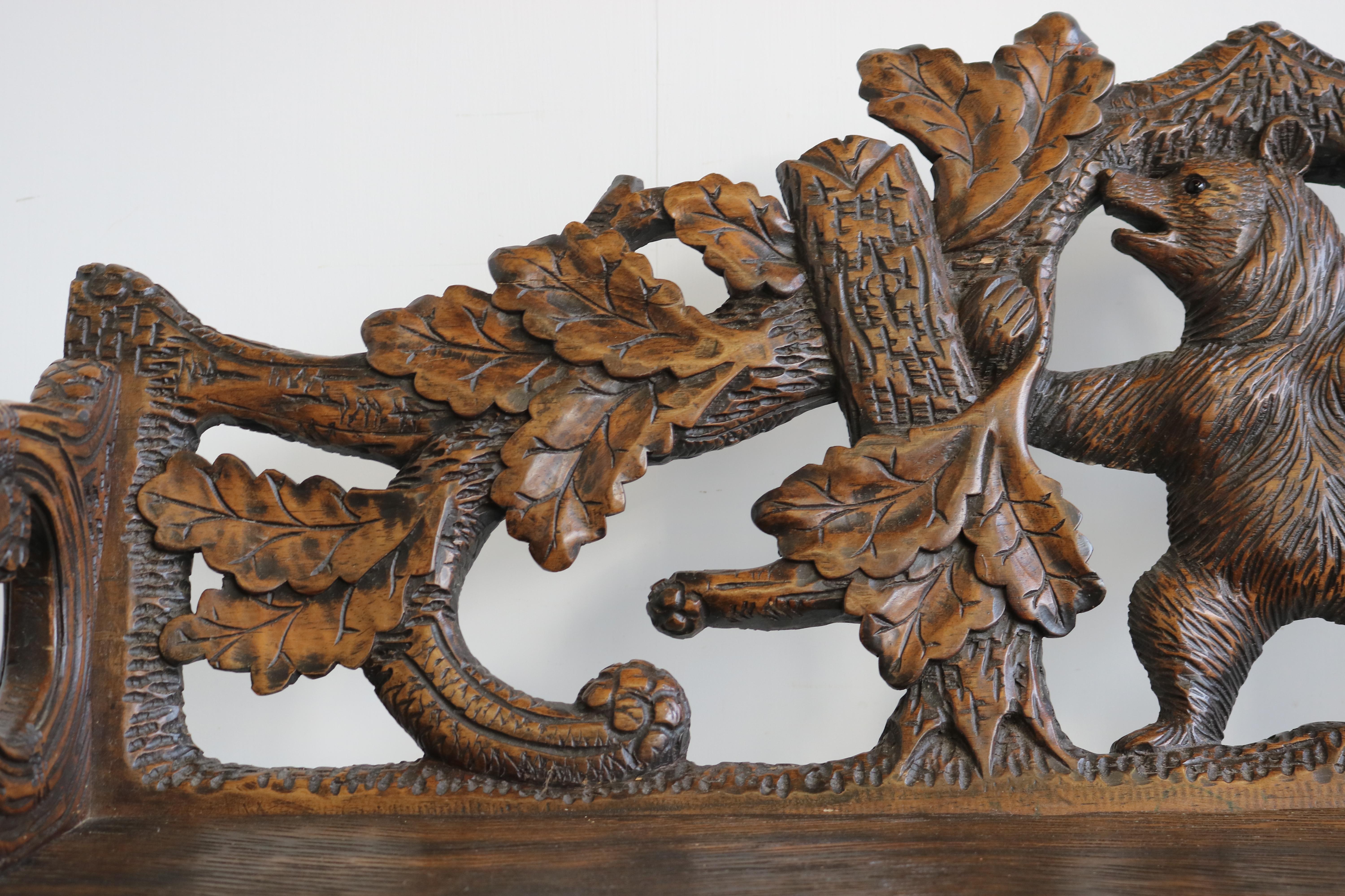 Fauteuil de salon ancien en bois de la Forêt Noire avec canapé ours suisse sculpté du 20ème siècle en vente 5