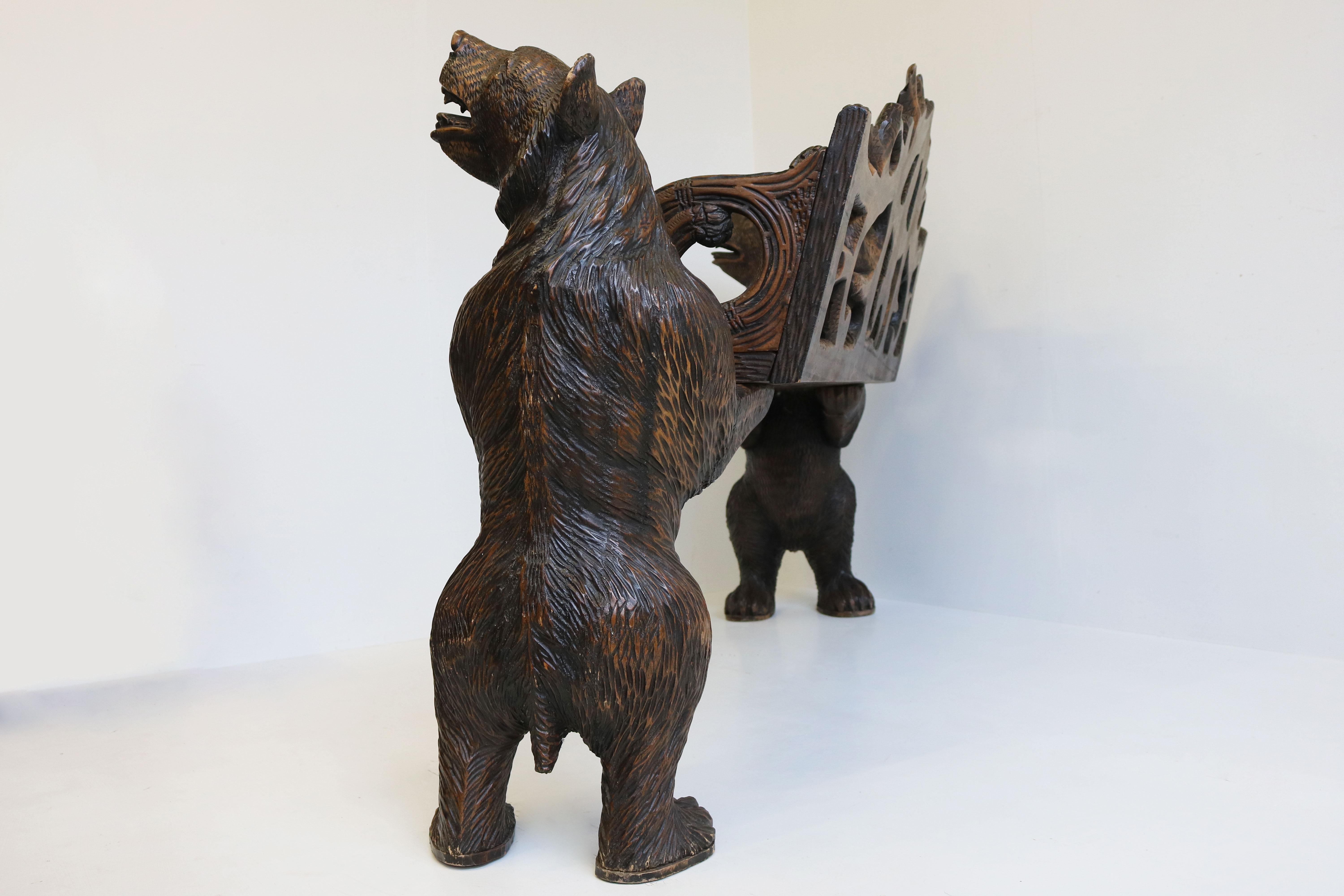 Fauteuil de salon ancien en bois de la Forêt Noire avec canapé ours suisse sculpté du 20ème siècle en vente 8