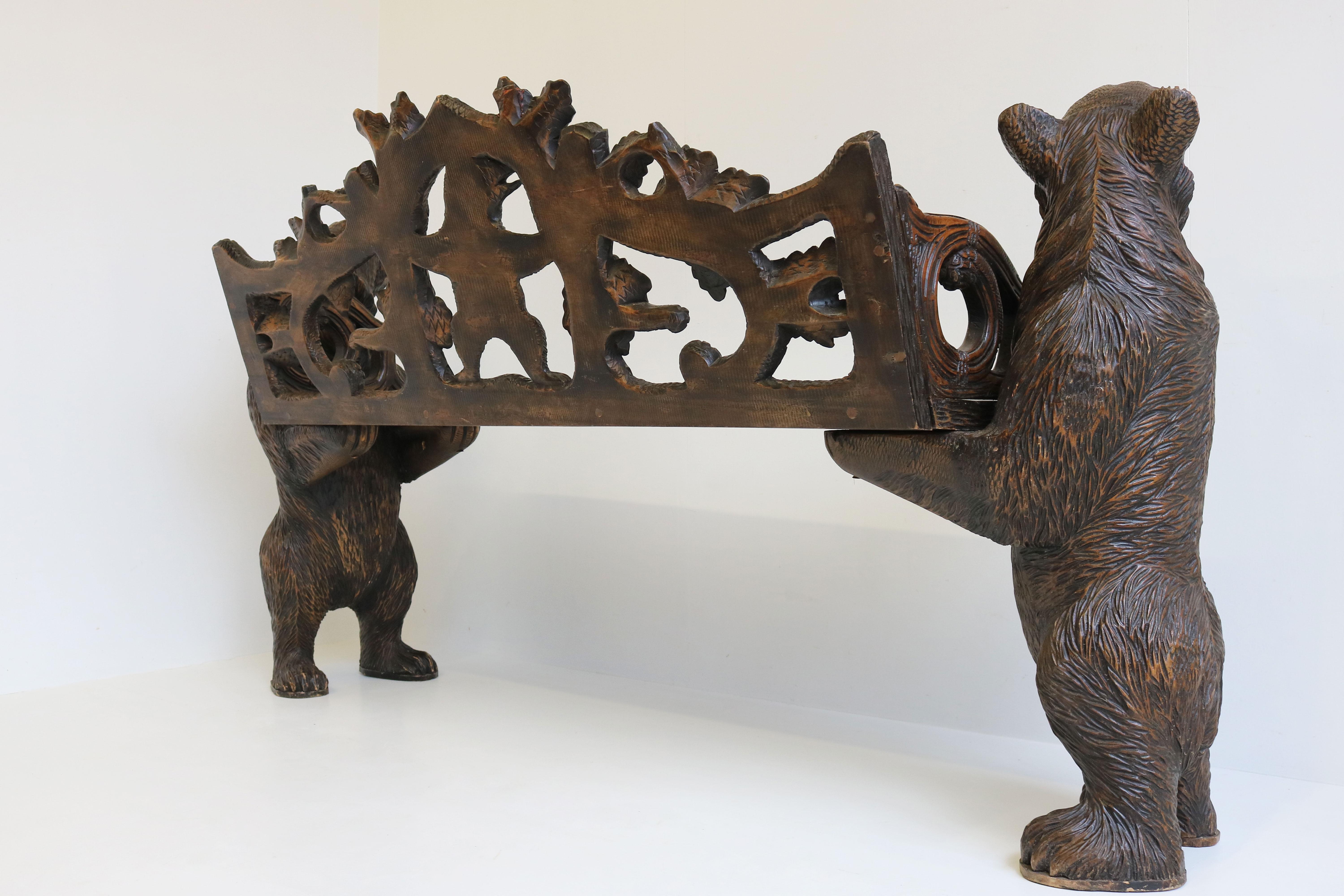 Fauteuil de salon ancien en bois de la Forêt Noire avec canapé ours suisse sculpté du 20ème siècle en vente 9