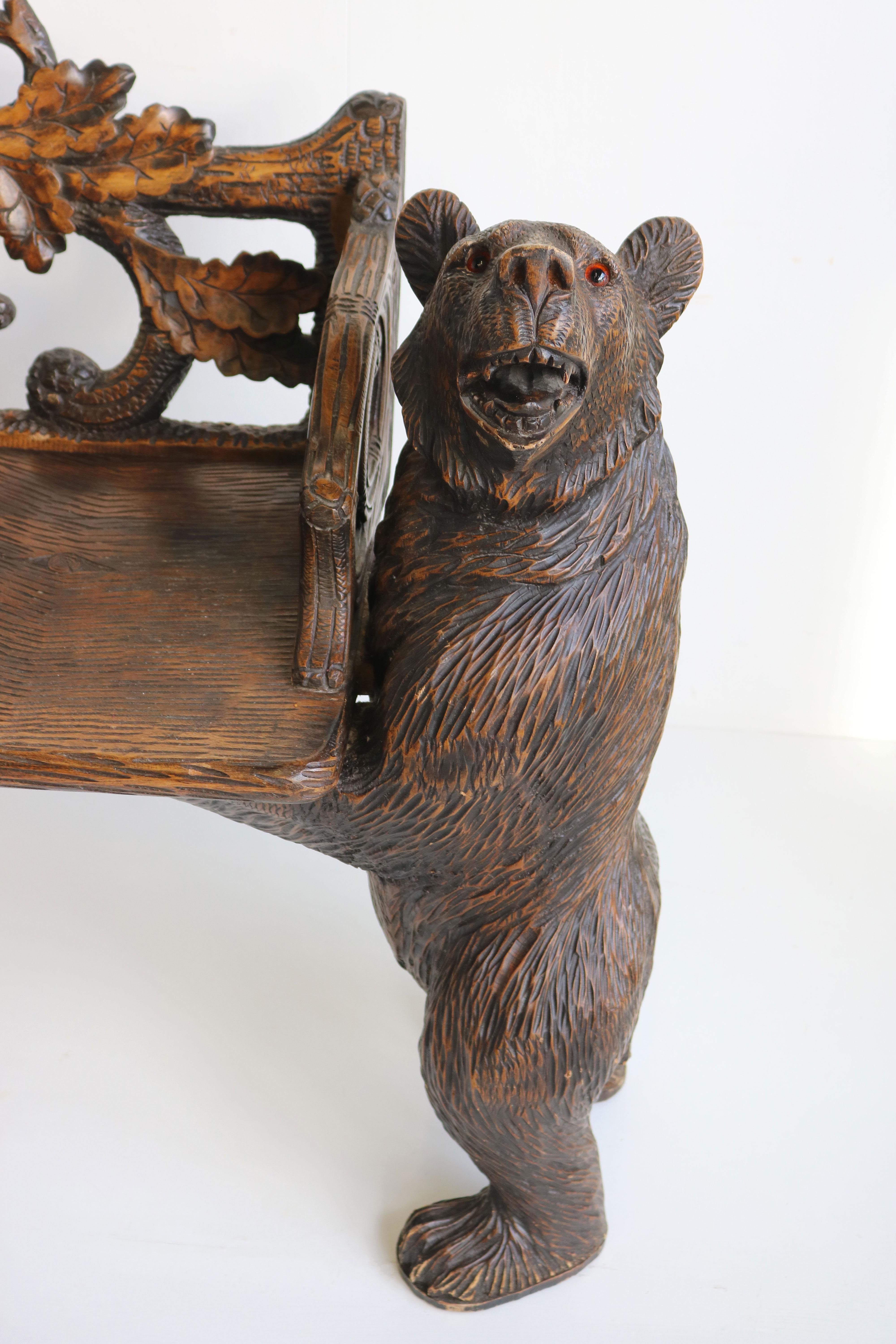 Suisse Fauteuil de salon ancien en bois de la Forêt Noire avec canapé ours suisse sculpté du 20ème siècle en vente